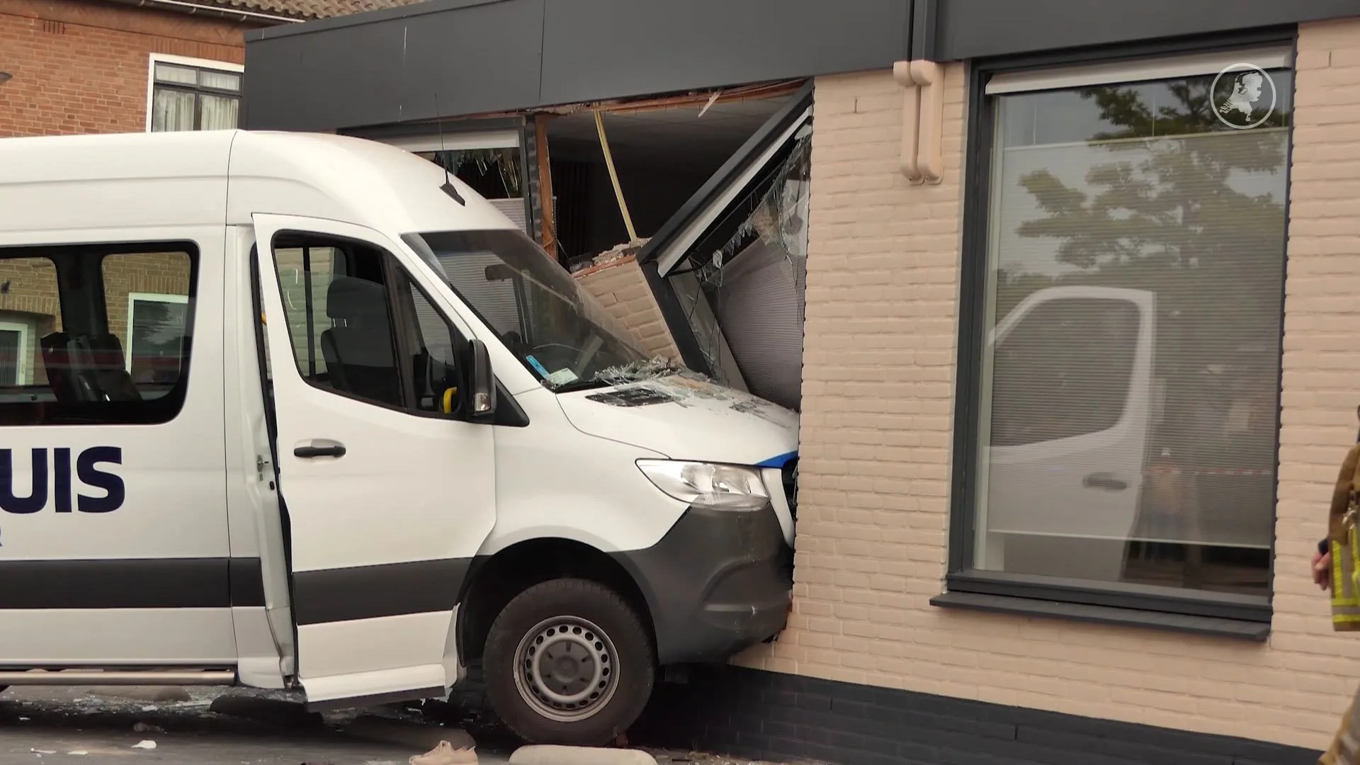 Taxibus rijdt pand zorginstelling binnen in Enschede, vrouw (89) overleden