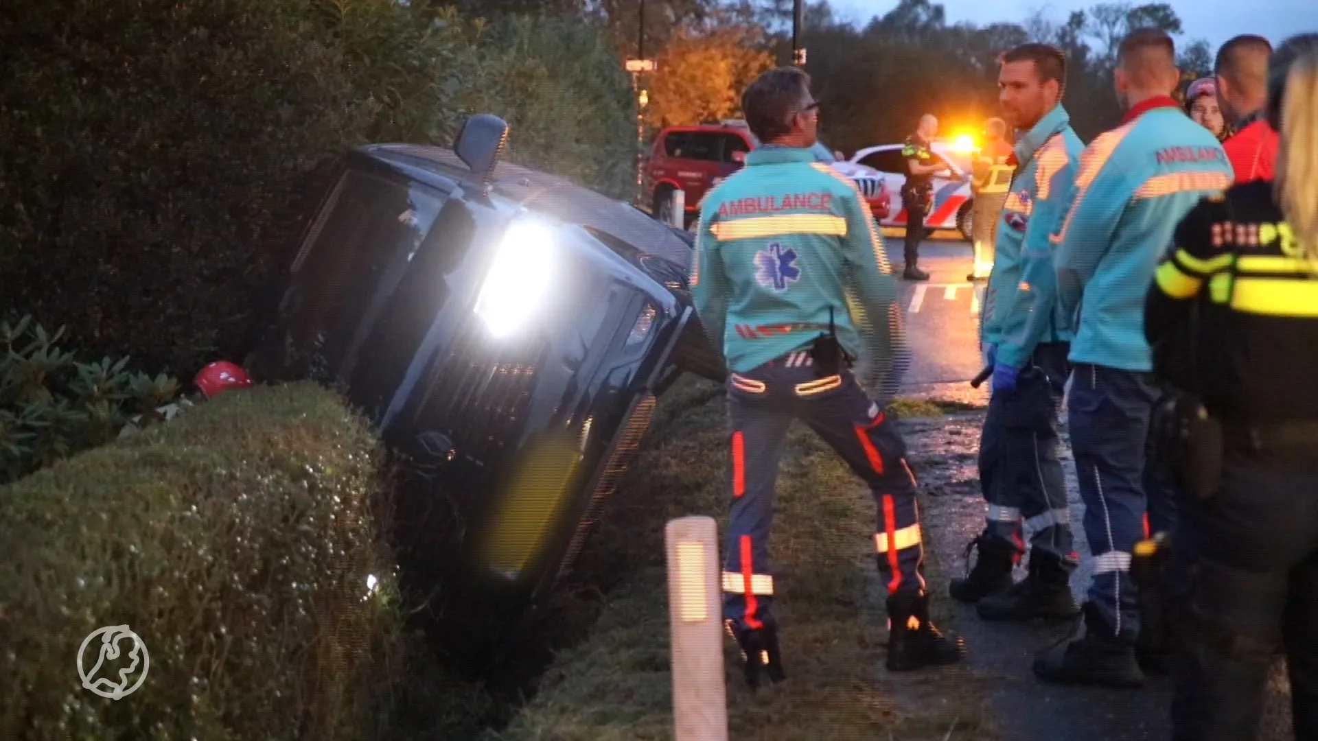 Bestelbus belandt in sloot bij Apeldoorn