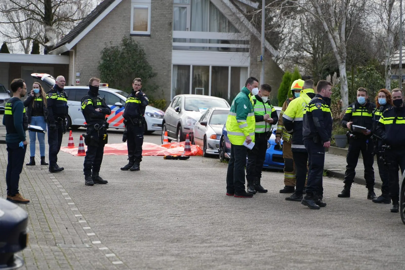 Vrouw op straat doodgestoken in Abbenbroek, verdachte springt van brug