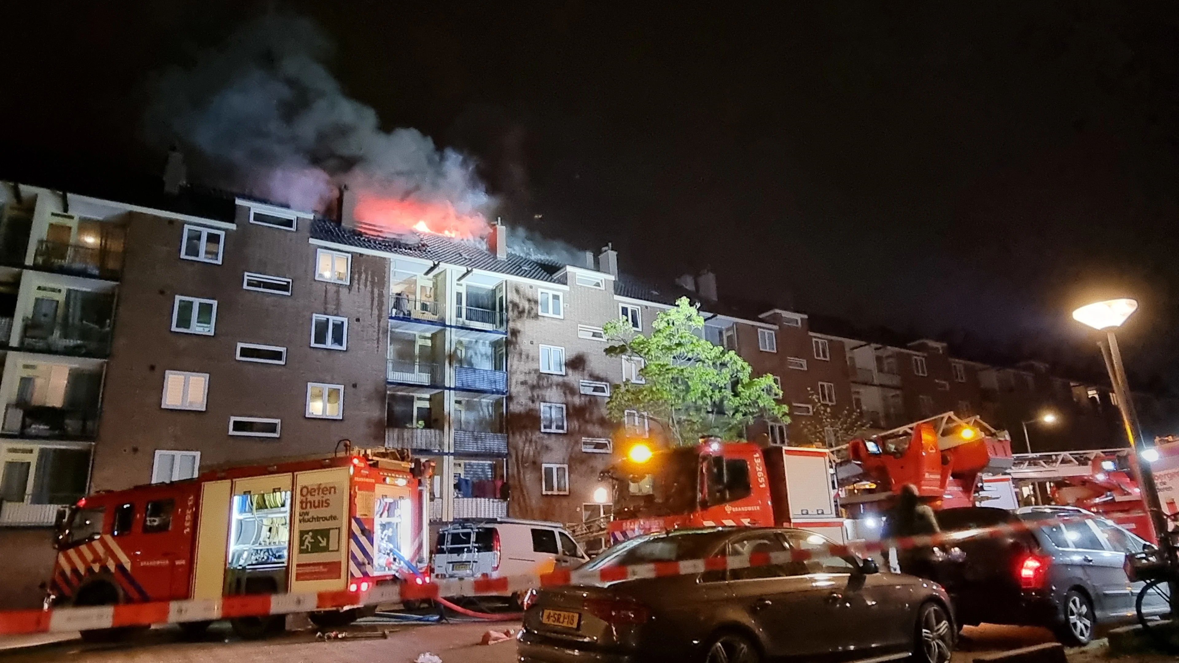 Dode door grote uitslaande brand in Amsterdam, woningen ontruimd