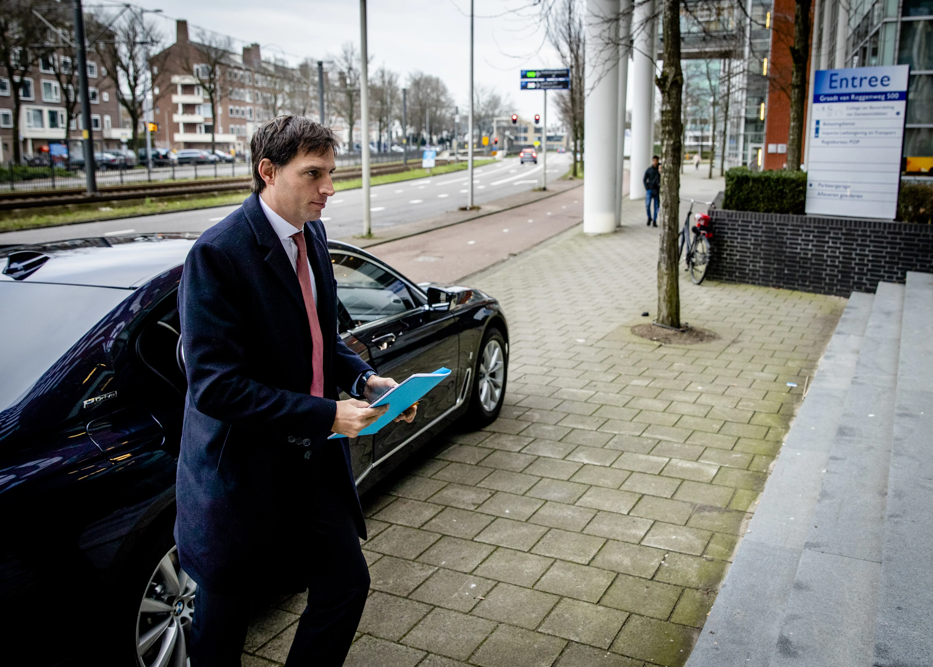 Gepasseerde ouders toeslagenaffaire diep teleurgesteld over besloten gesprek minister Hoekstra