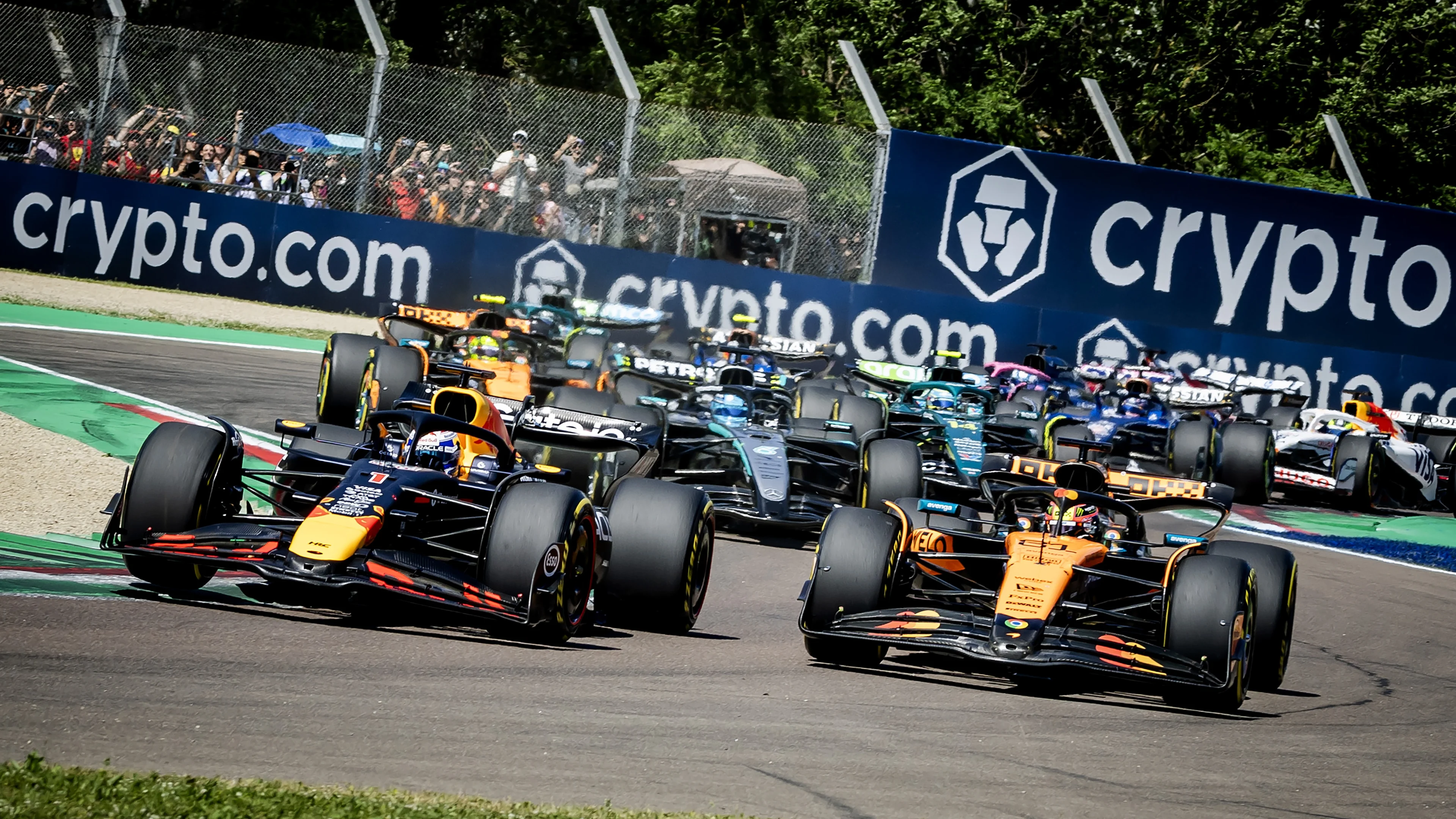 Verstappen heerst en wint in Imola na geniale inhaalactie op Piastri
