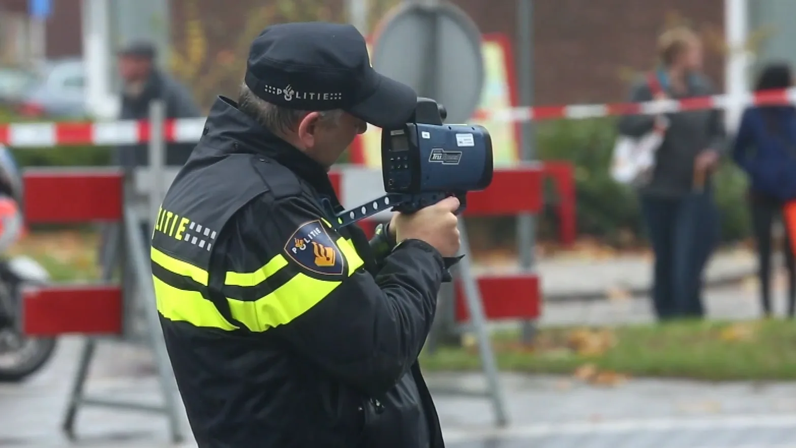 Automobilist rijdt 143 km/u, met kleine kinderen zonder gordel op achterbank