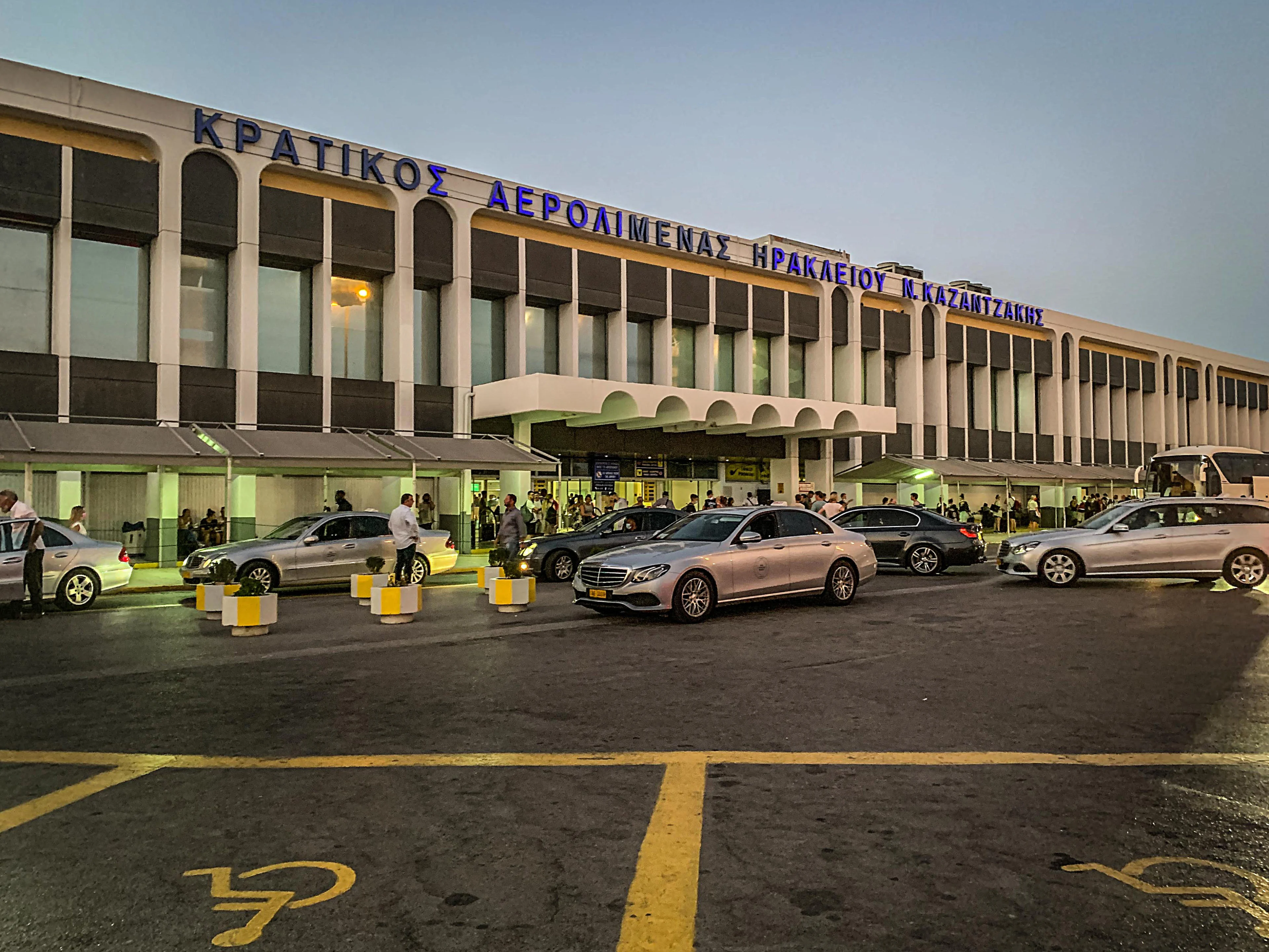 Dronken Nederlandse toeristen misdragen zich in vliegtuig naar Kreta, opgepakt op vliegveld