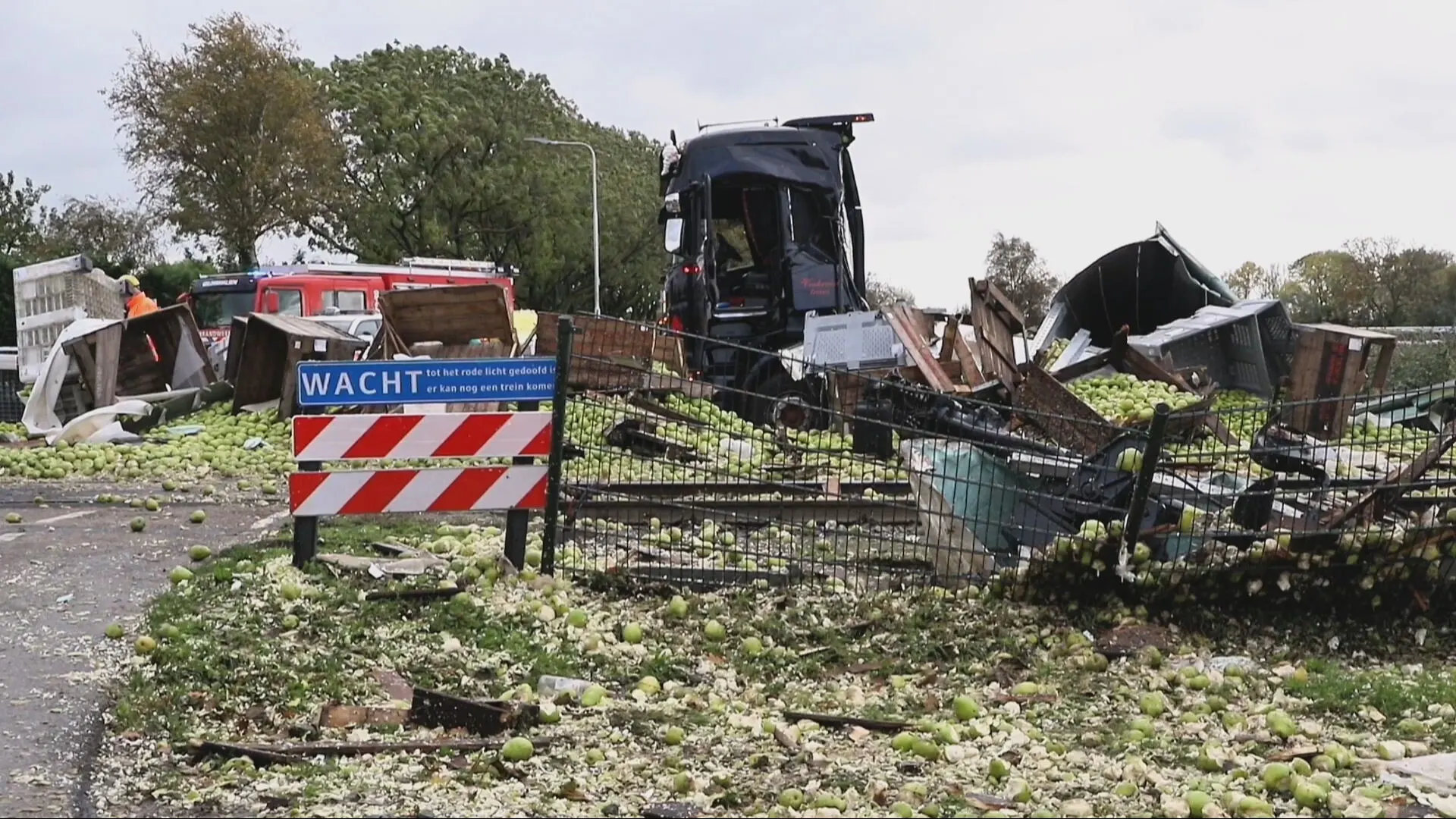 Trein botst met vrachtwagen op overweg bij Meteren, meerdere gewonden