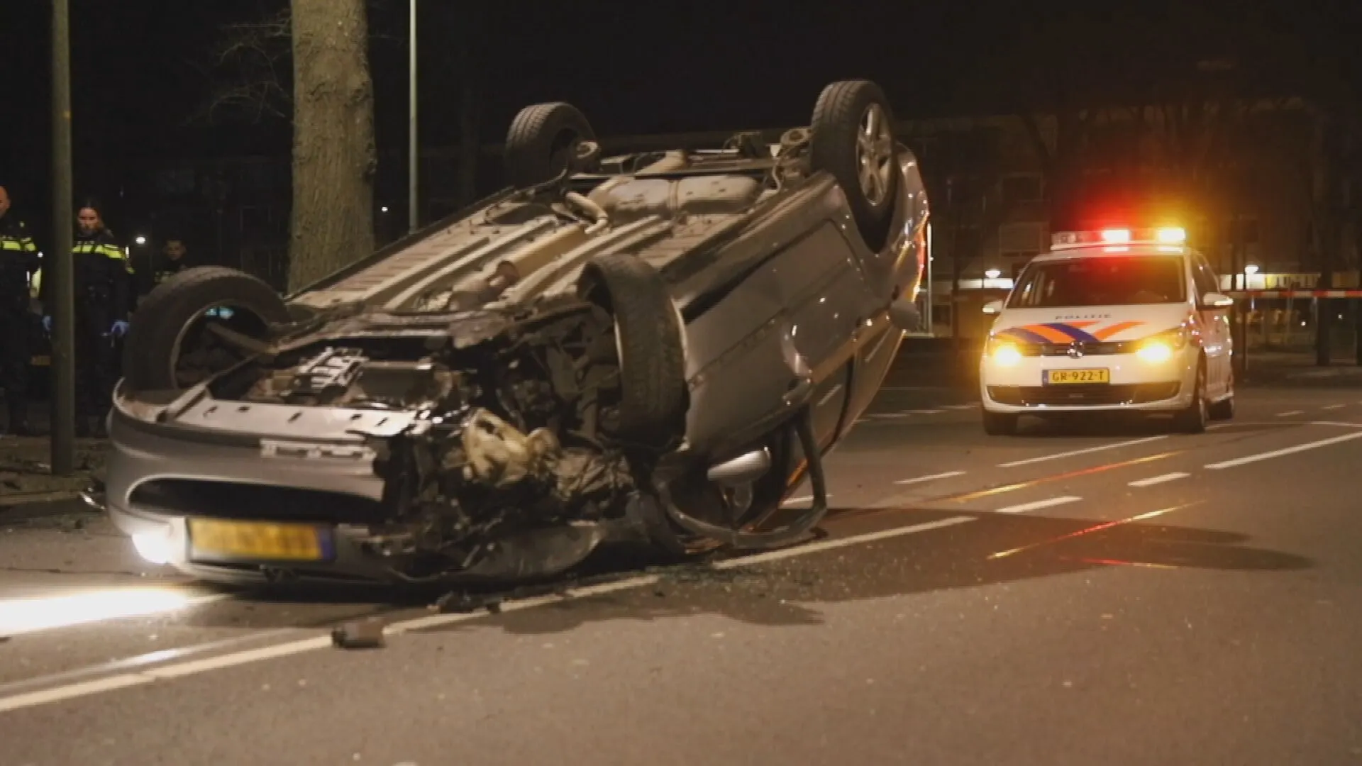 Joyrider (15) vlucht voor de politie en eindigt op de kop in Den Haag