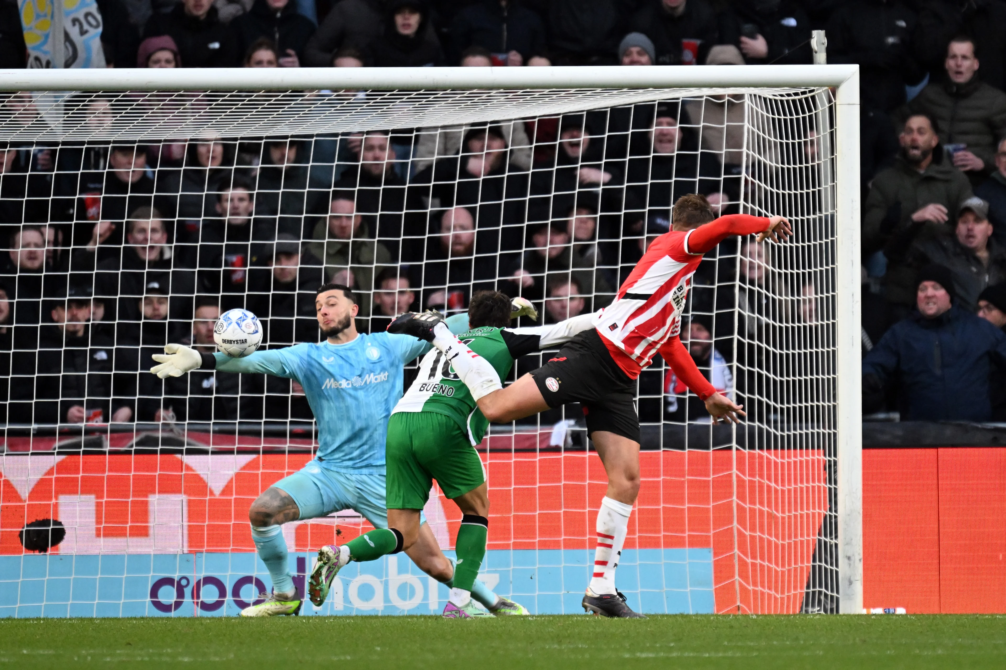 PSV verstevigt koppositie met simpele zege op Feyenoord