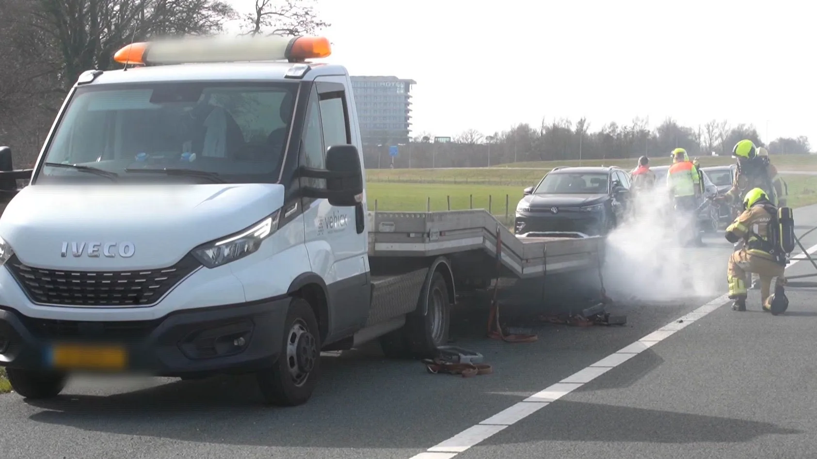 Chauffeur redt 3 auto's nadat trailer in brand vliegt op A1