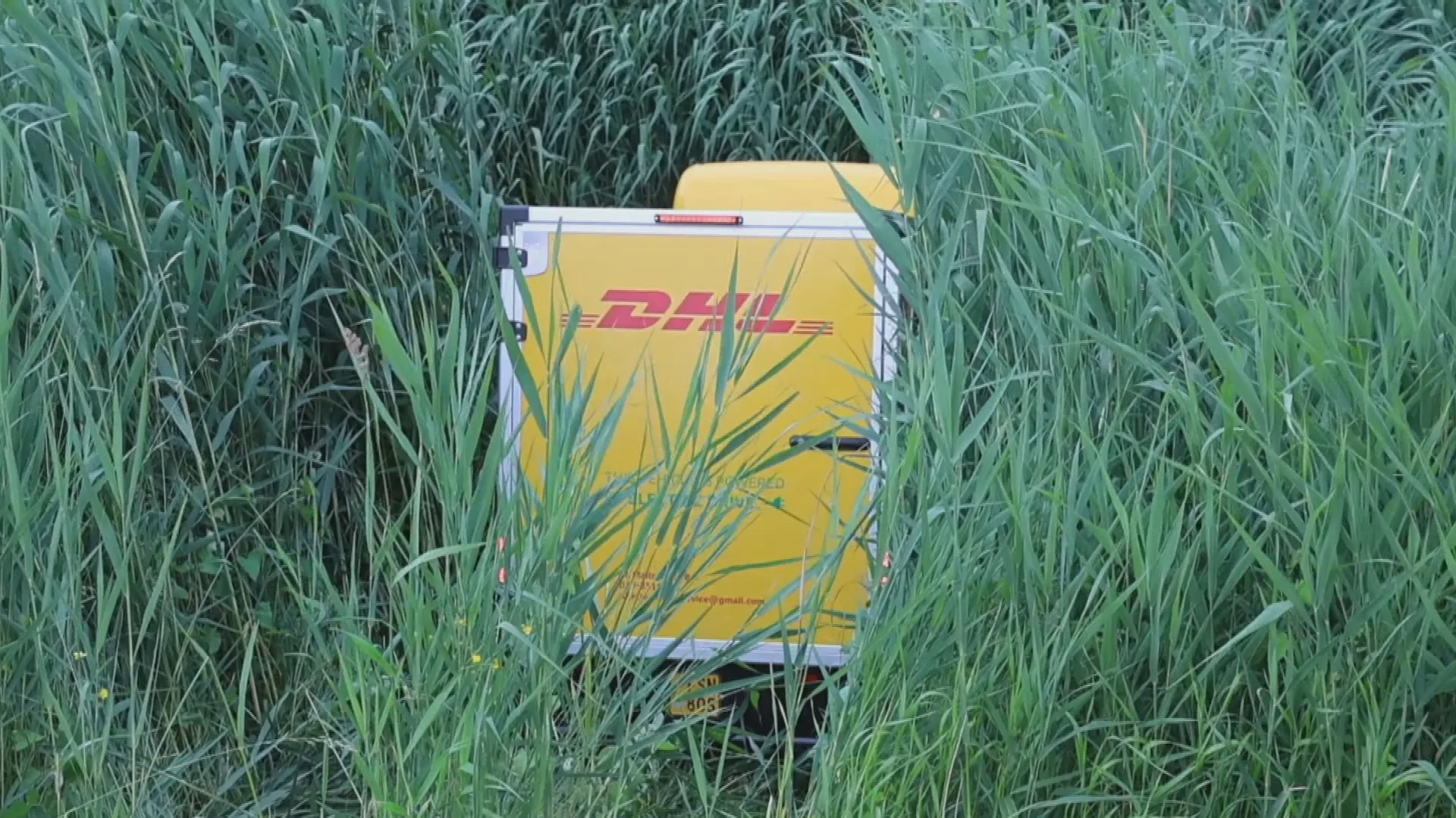 DHL-bezorger haalt nat pak: elektrisch wagentje eindigt in sloot