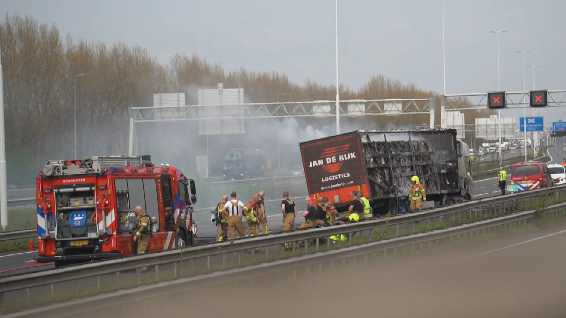 A16 bij Rotterdam weer gedeeltelijk open na brand vrachtwagen
