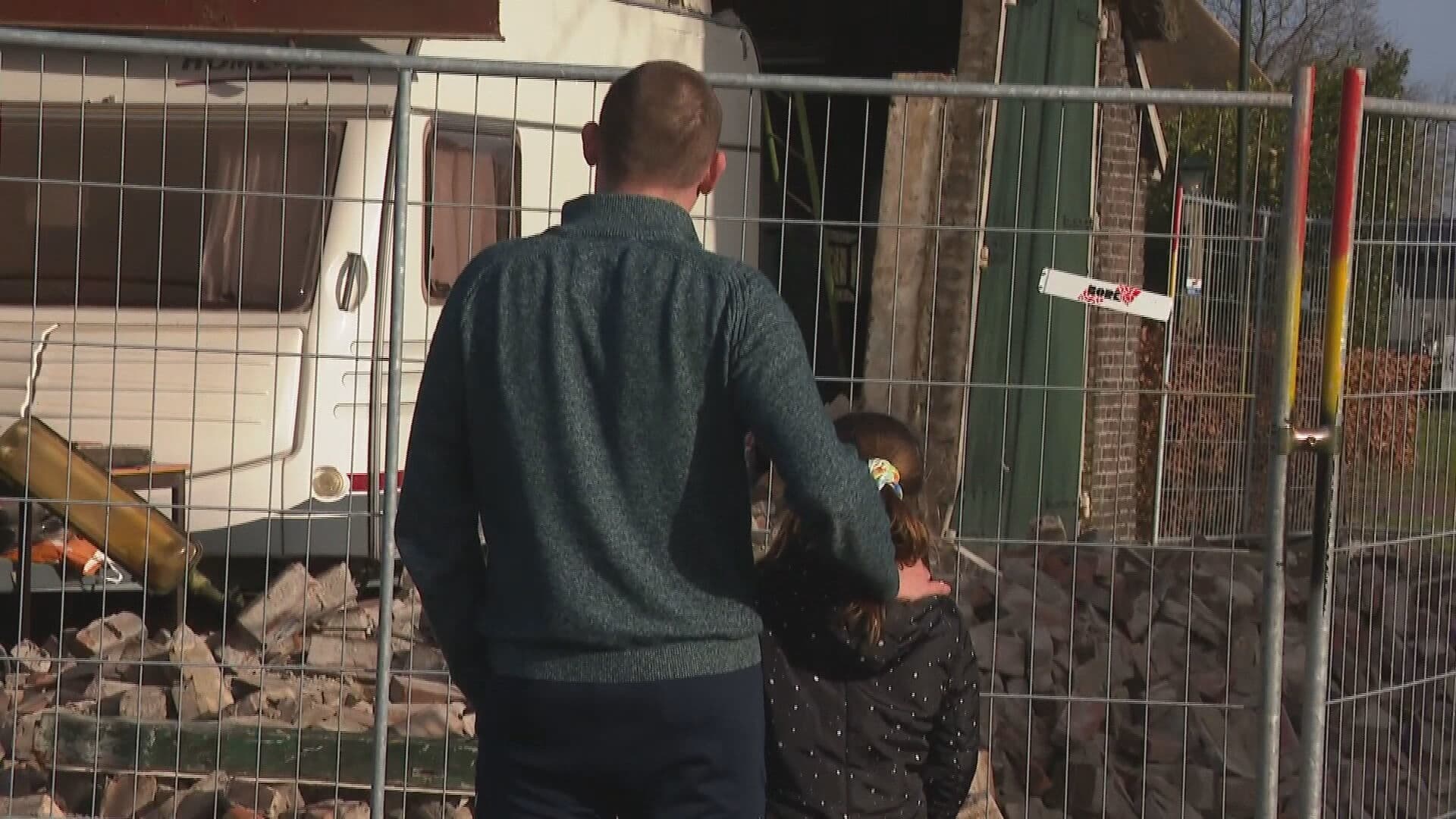 Harde wind blaast hele gevel uit Franks woning: 'Dan kijk je gewoon naar de buren'