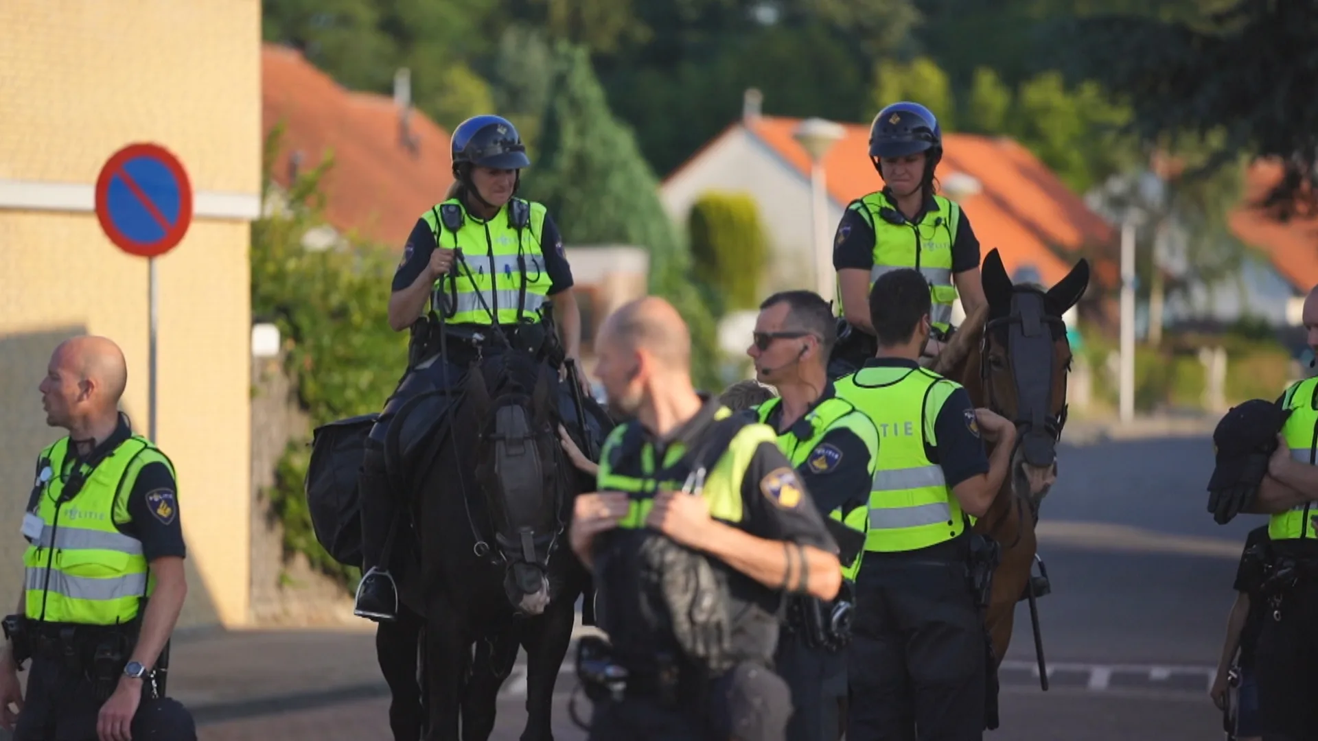Noodverordening in Eindhovense buurt uit vrees voor rellen: vijf jongeren opgepakt