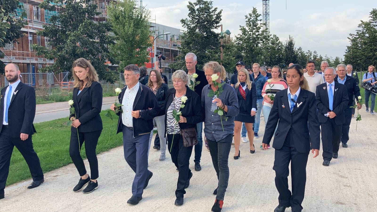 Honderden mensen lopen mee met stille tocht voor Tanja Groen