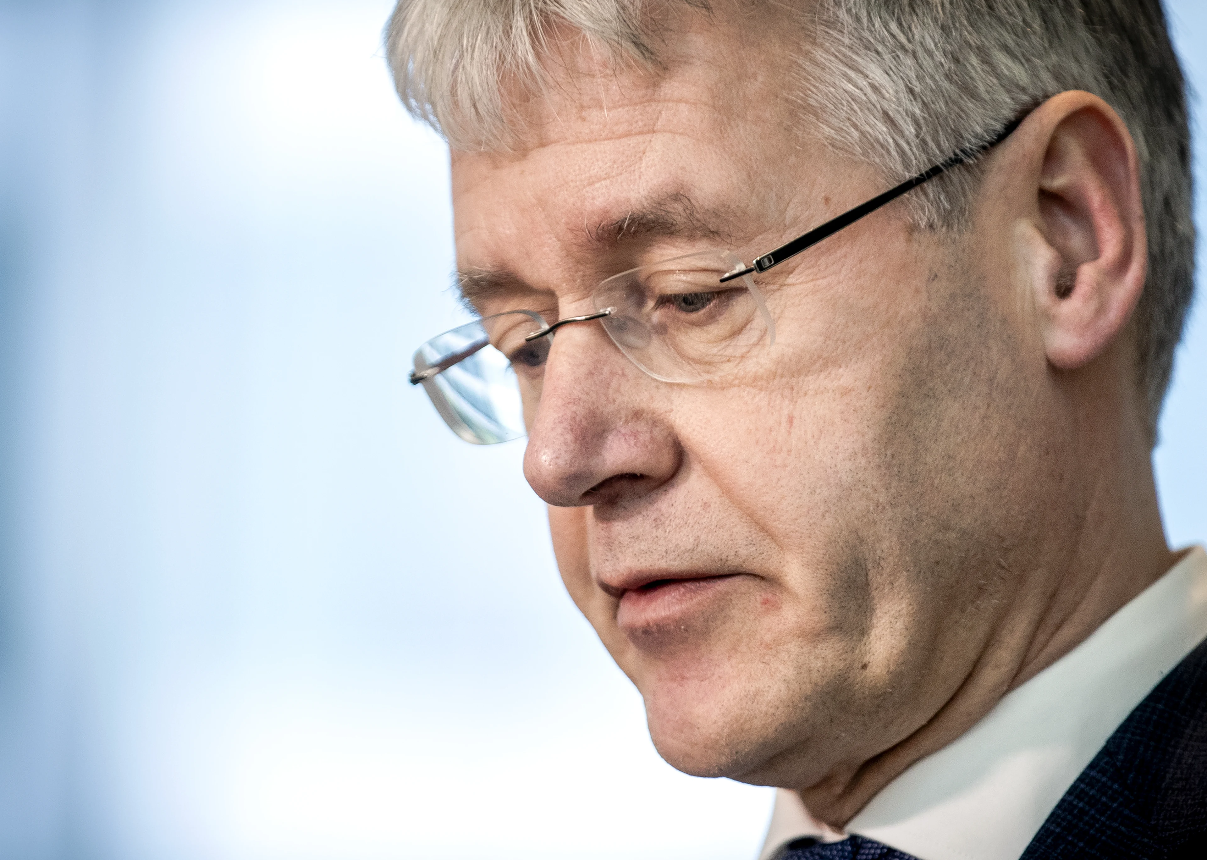 Scholen mogelijk langer dicht, minister Slob wacht RIVM-onderzoek af