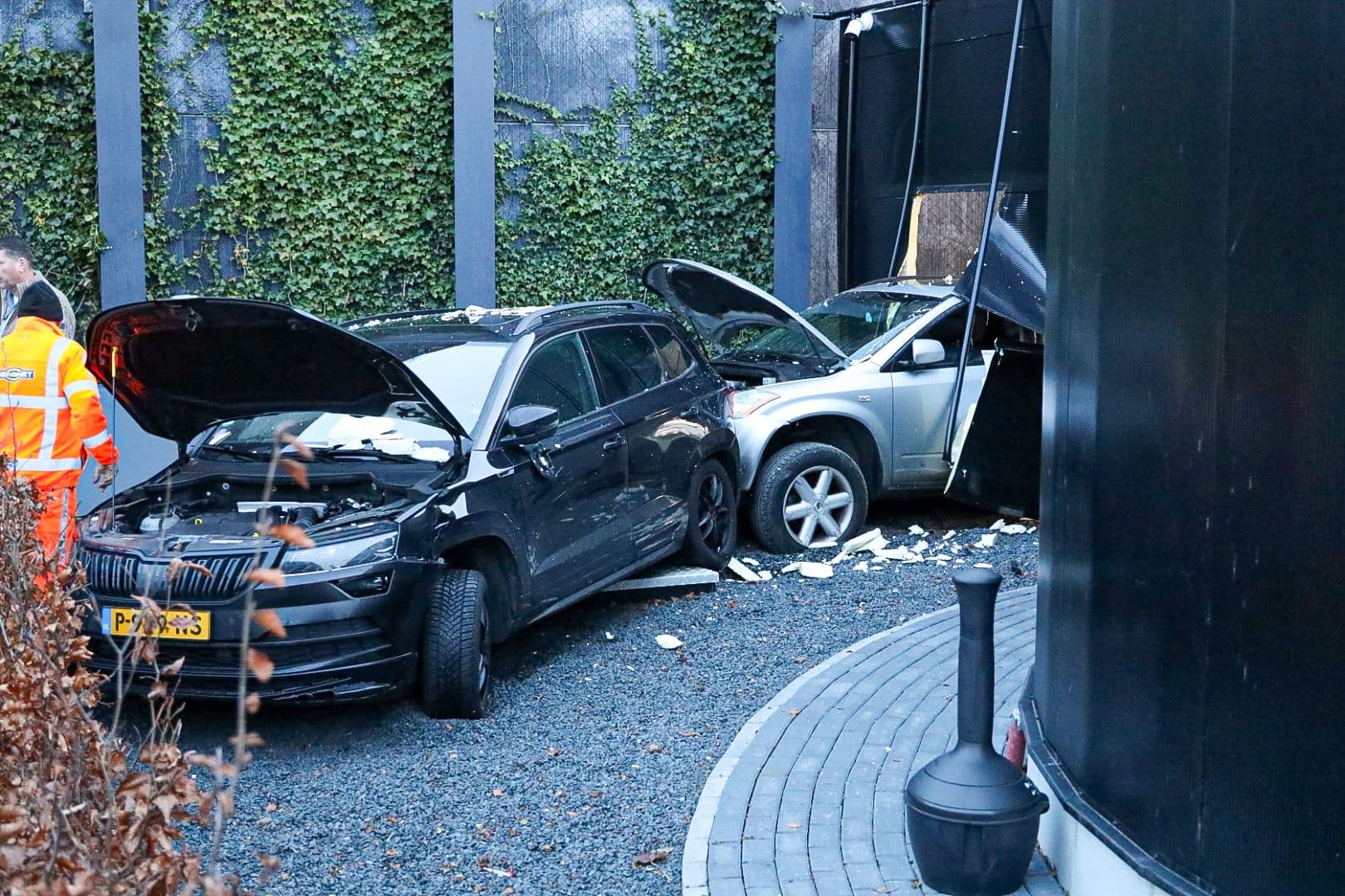 Niet schoon, maar in de prak: botsing in Blaricumse autowasserette