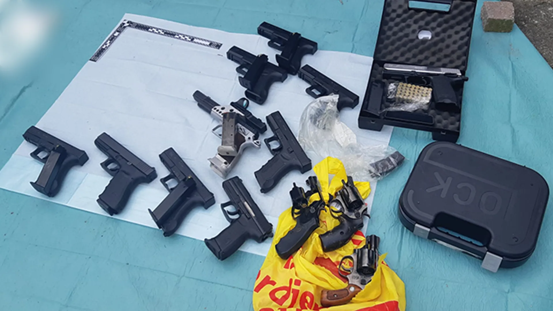 Twee mannen opgepakt na enorme wapenvondst Alphen aan den Rijn