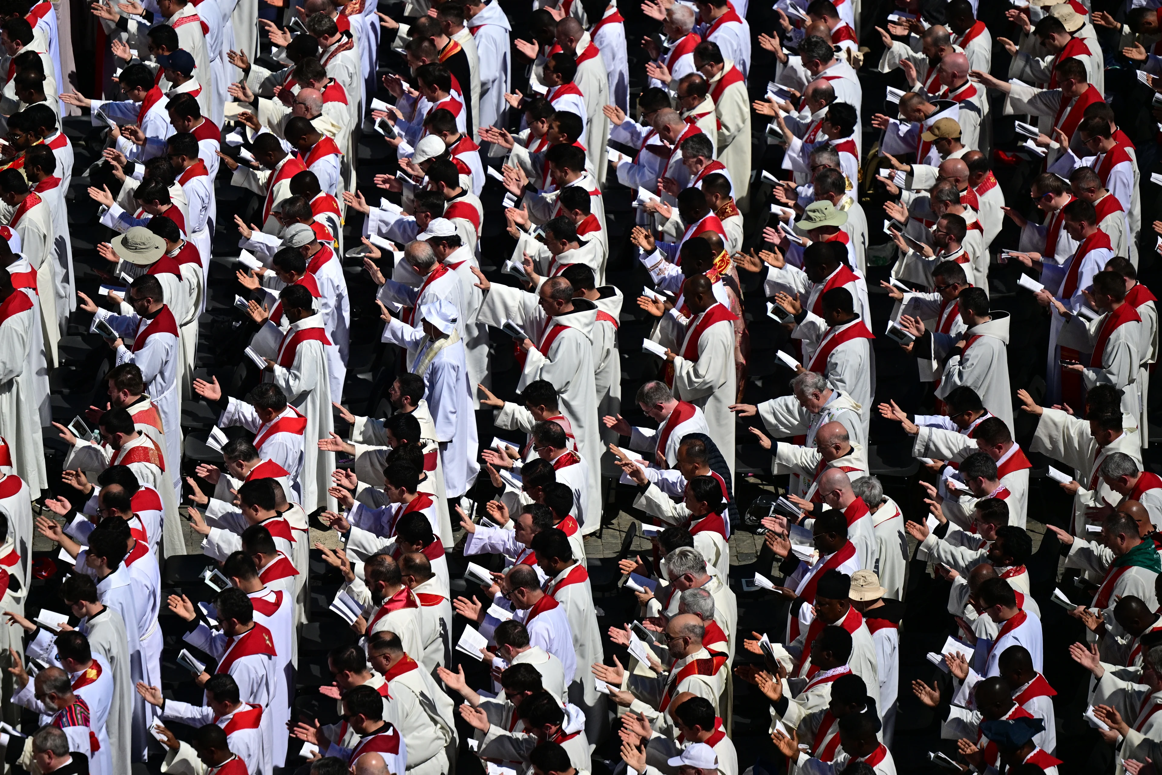 Honderdduizenden mensen bij uitvaart paus Franciscus op Sint-Pietersplein
