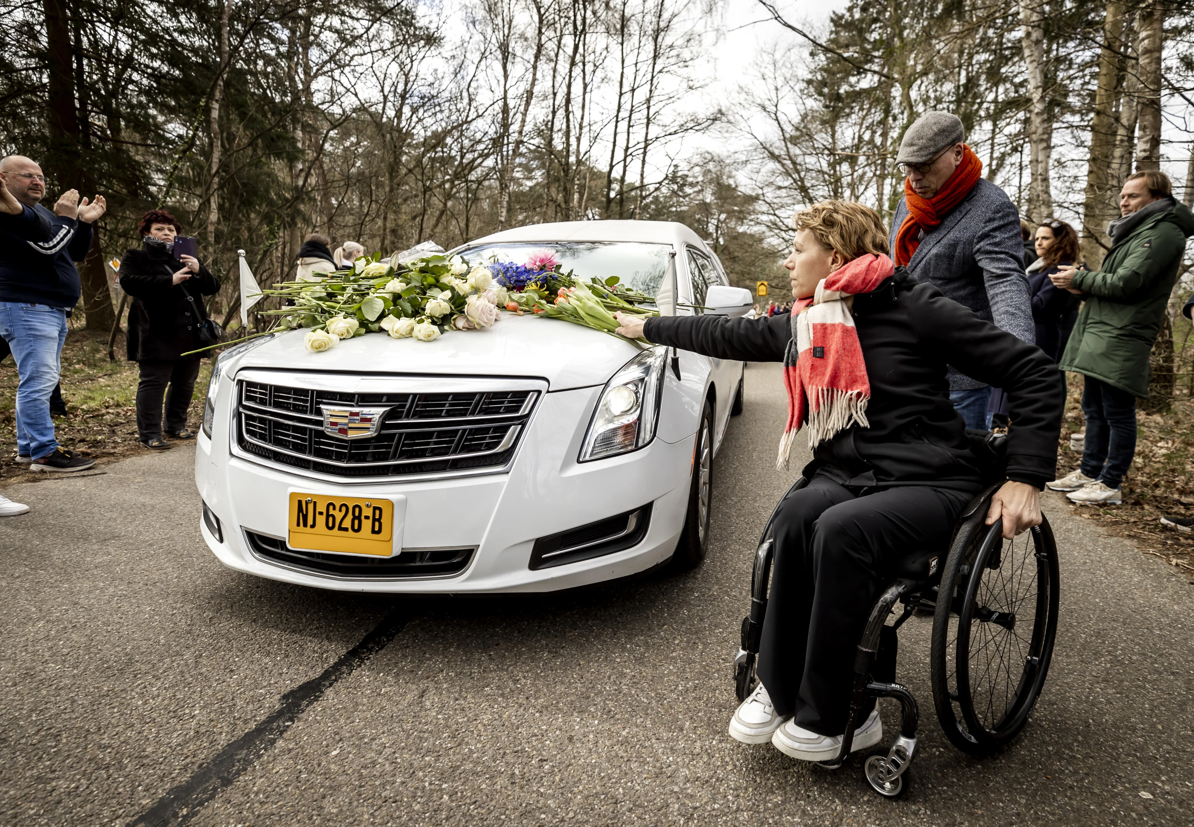 Honderden mensen bewijzen Bibian Mentel laatste eer langs afscheidsroute