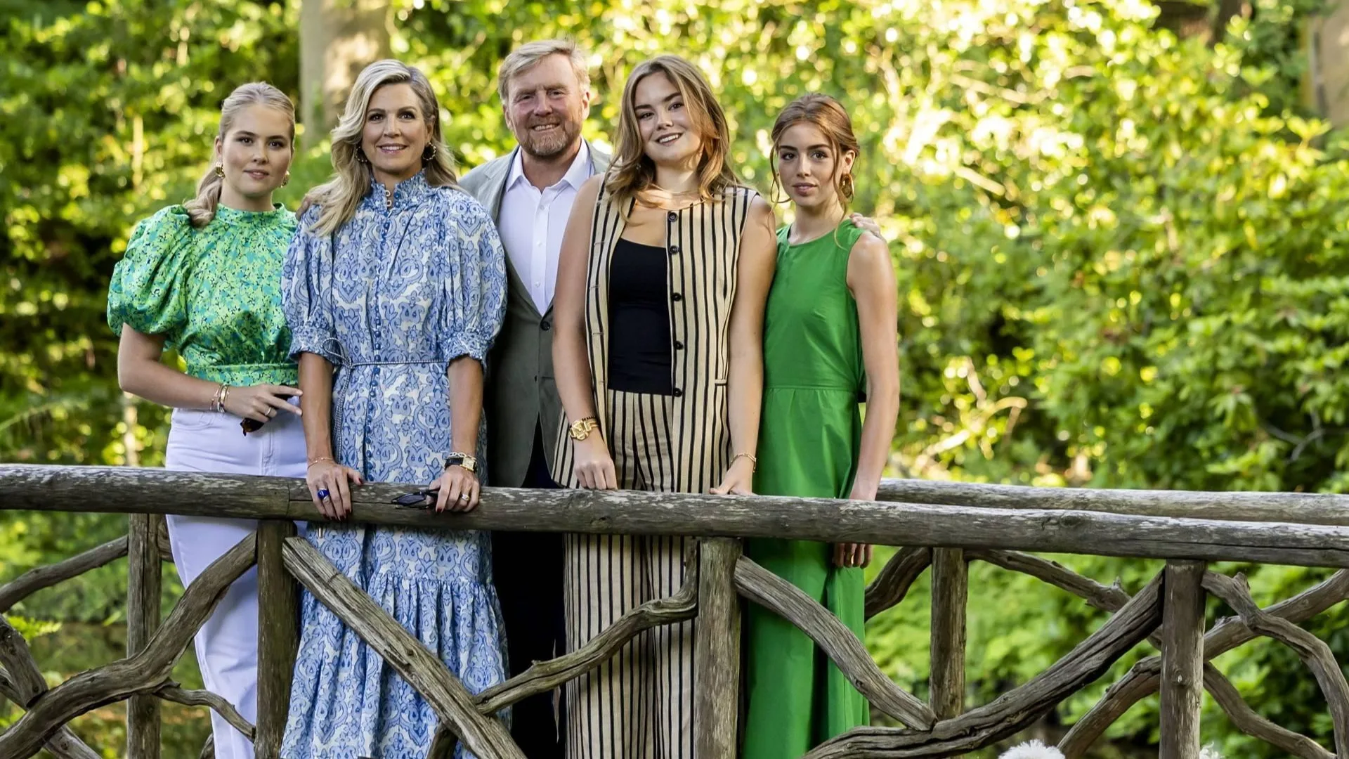 Koninklijk gezin kiest met hondje Mambo schaduwplek voor zomerfotosessie