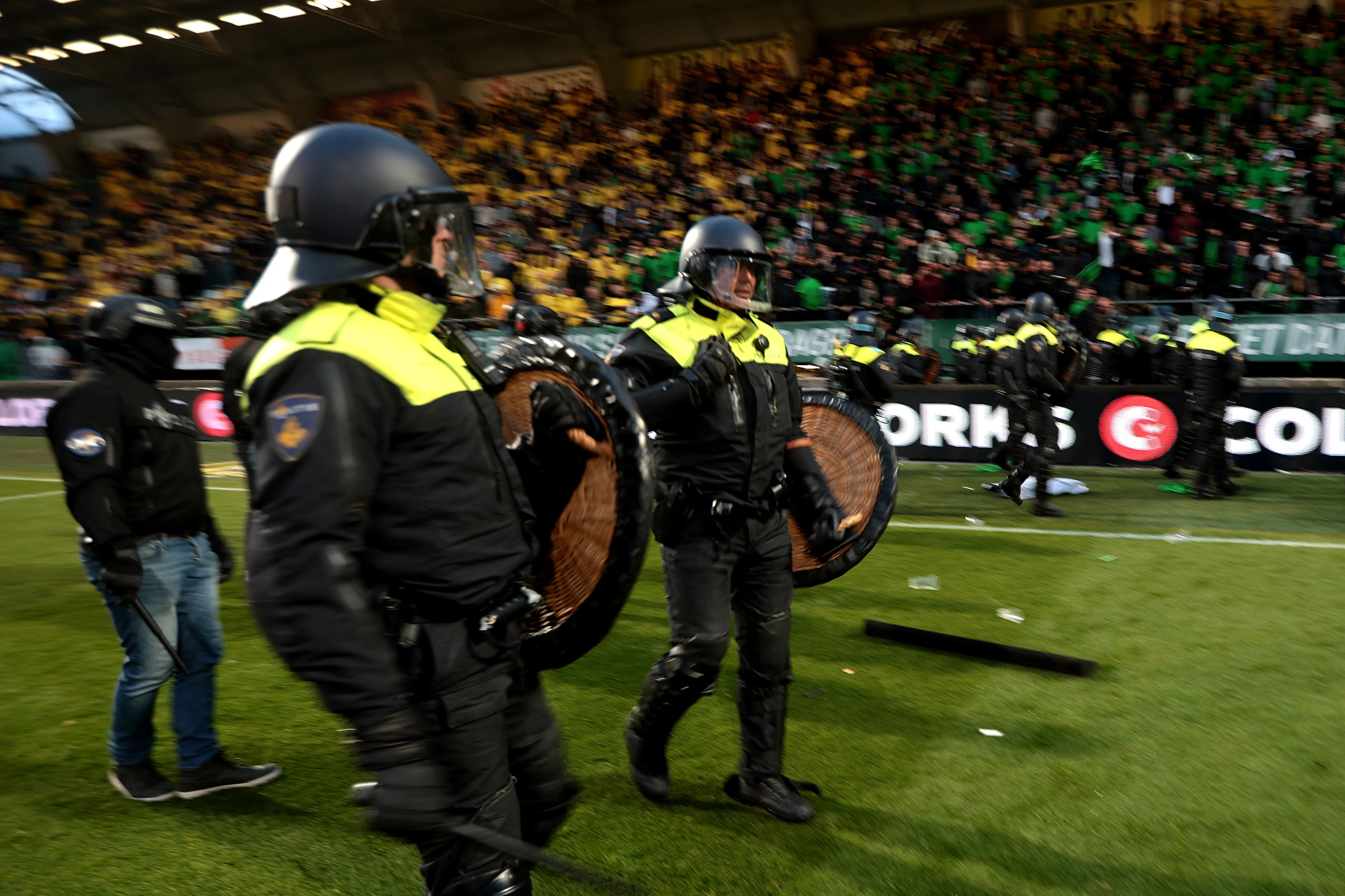 ADO-supporters bekogelen Excelsiorfans met brandende fakkels, ME voert charges uit