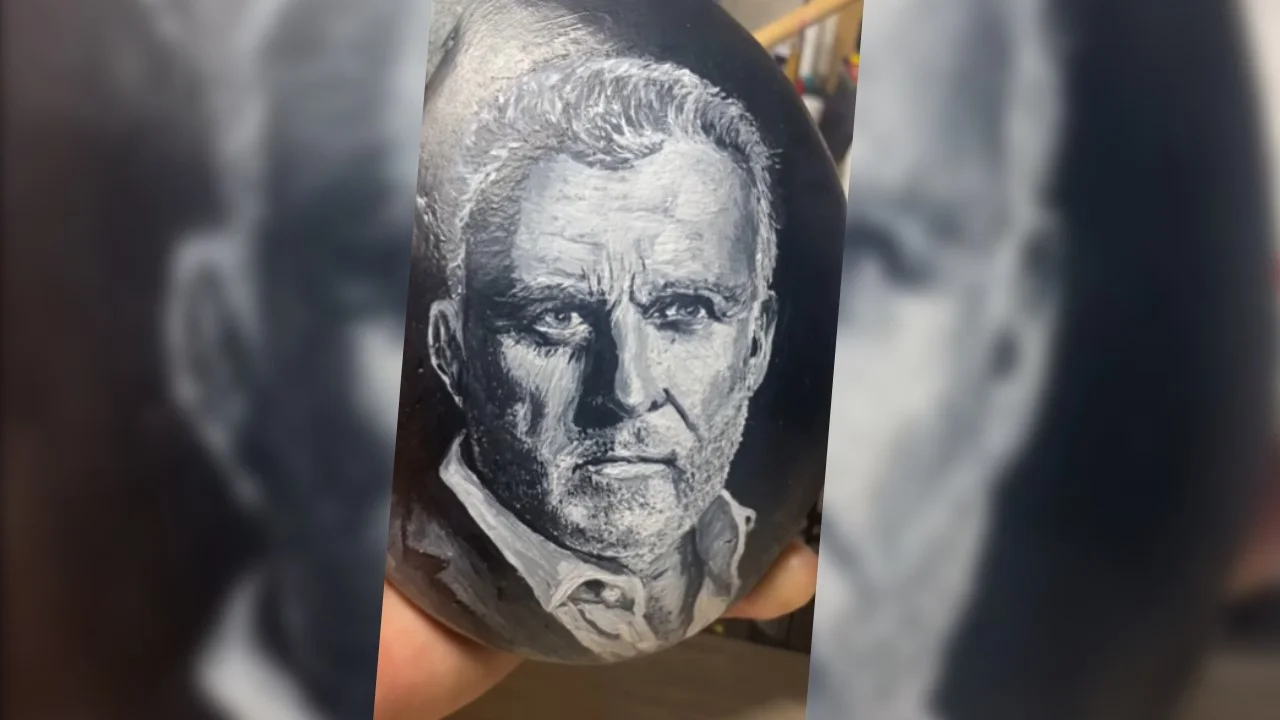 Kunstenares veilt steen met schildering Peter R. de Vries: 'Geld moet naar stichting waar hij zo voor stond'