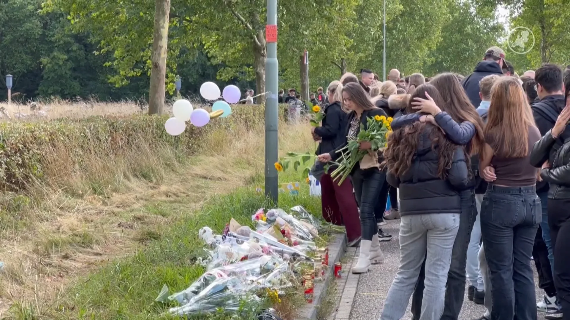 Bloemenzee en knuffels bij plek van fataal ongeval Geleen