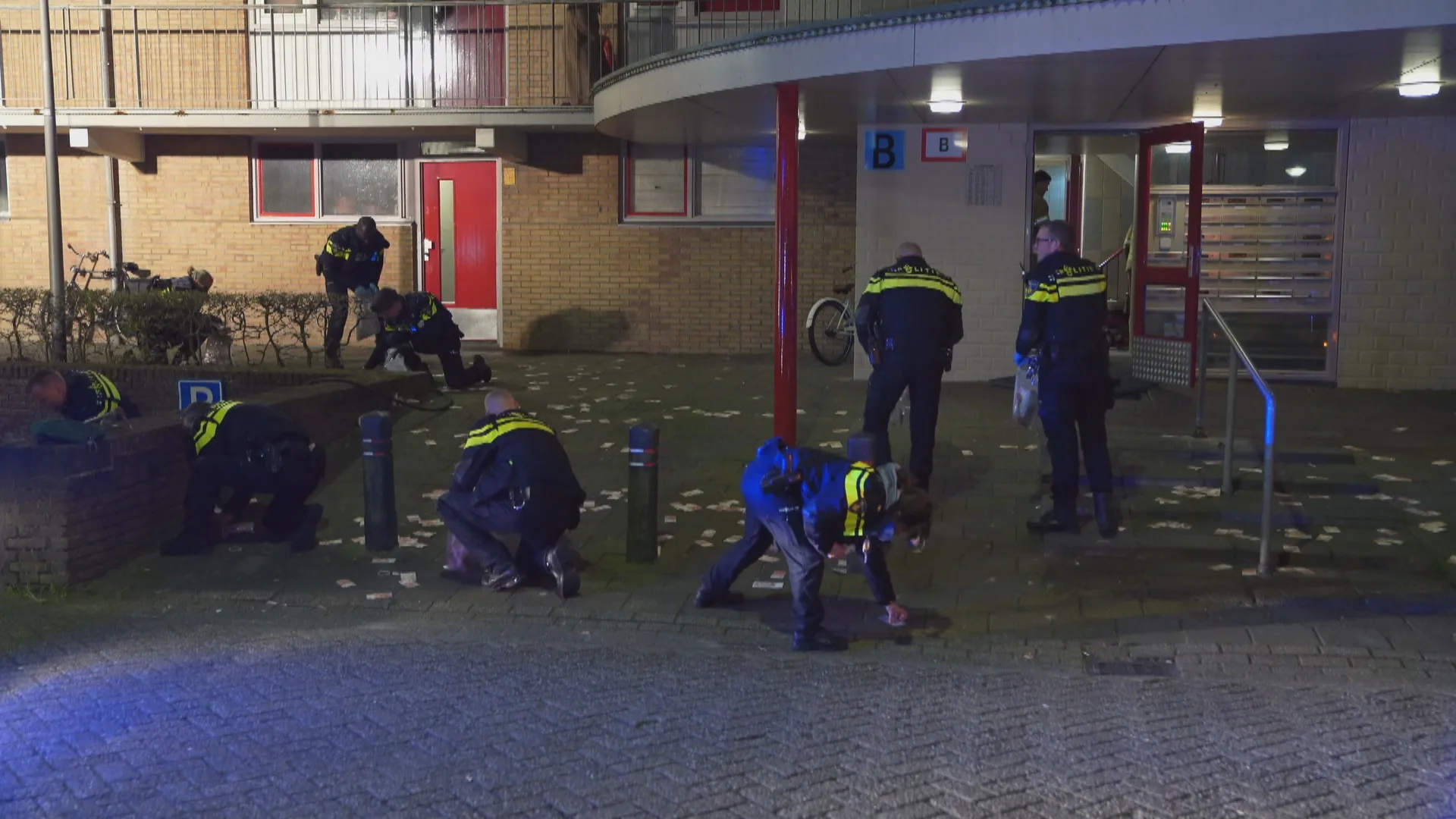 Honderden eurobiljetten dwarrelen over straat na brand in flat, agenten vullen hun zakken