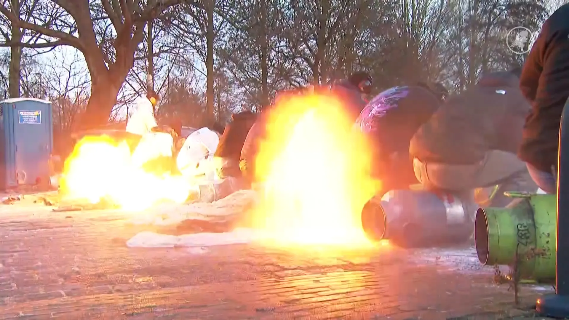 Melkbussen weer uit de schuur: carbidschietend het nieuwe jaar in
