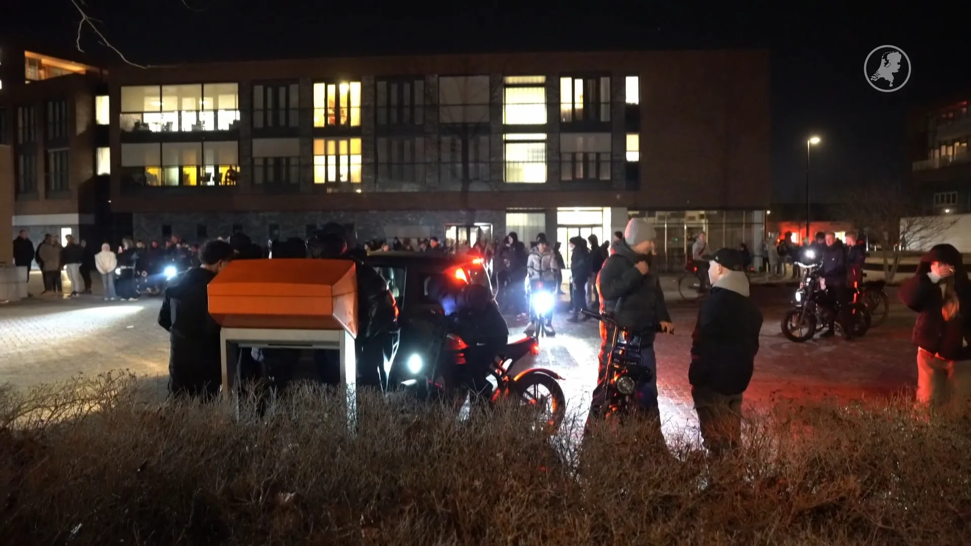 Onrust in Hoogeveen nadat belletje trekken escaleert, politie veegt plein leeg