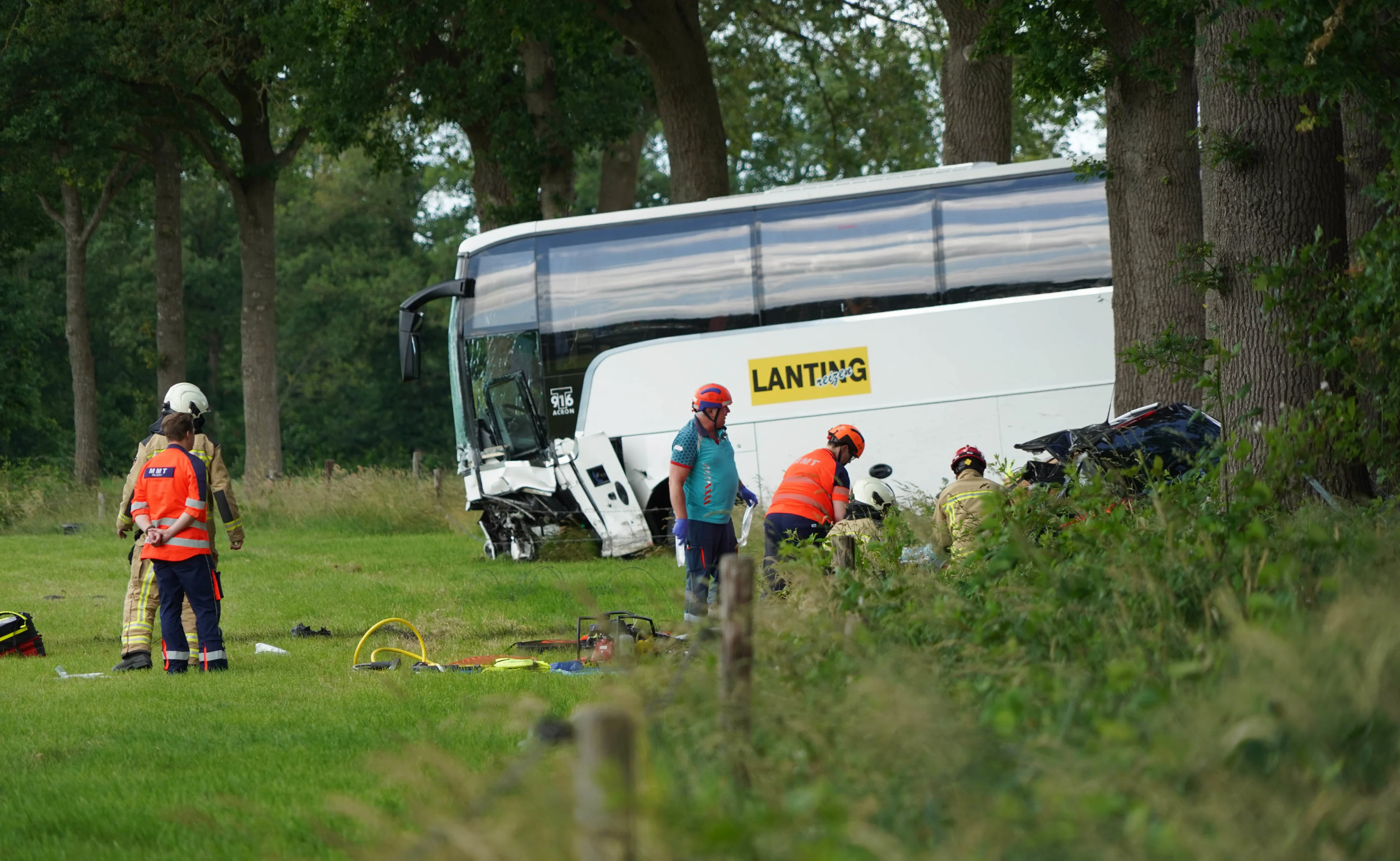 Touringcar en auto botsen op elkaar bij Hoogeveen: meerdere gewonden