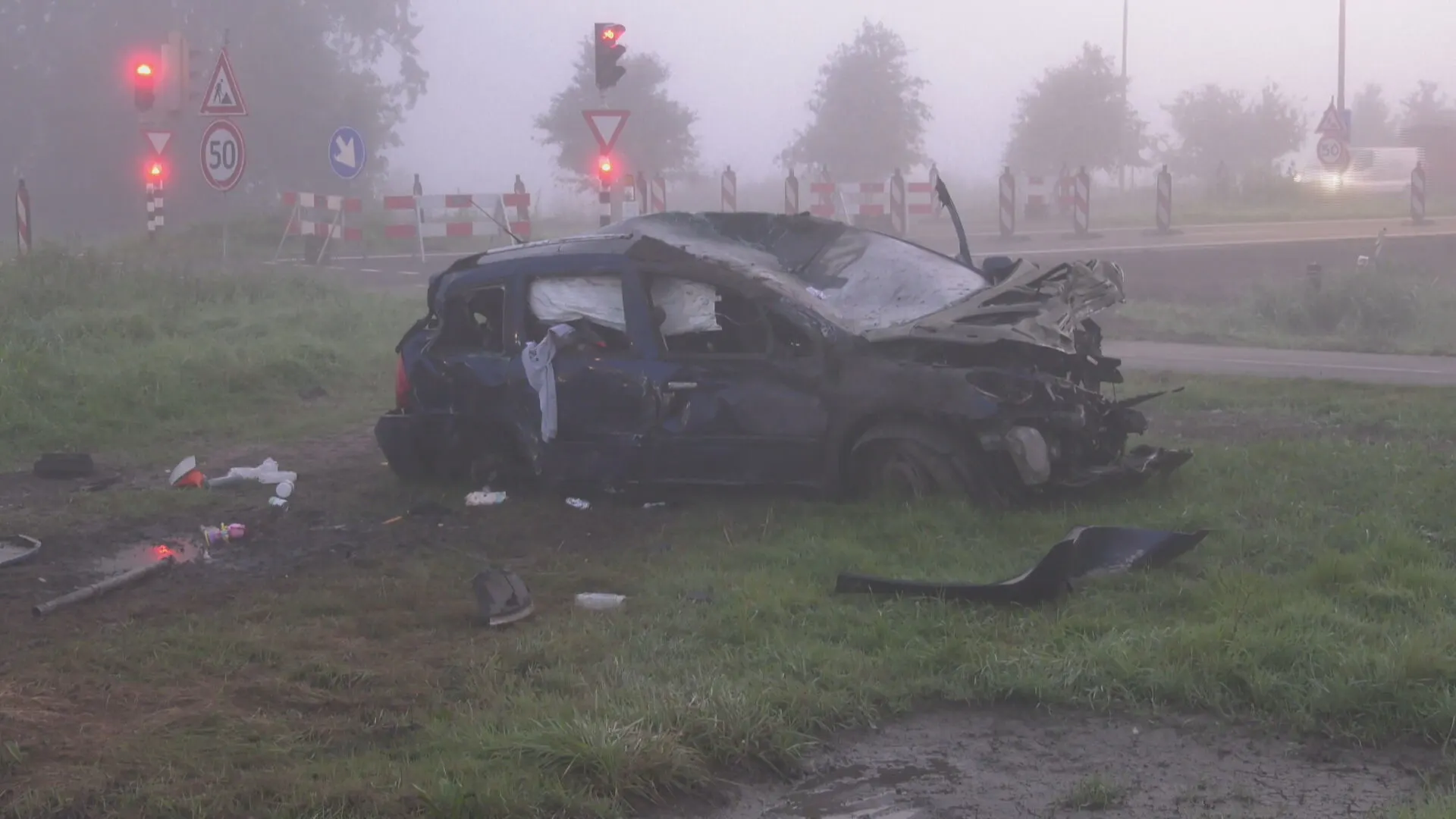 Auto vliegt meerdere keren over de kop bij Zeewolde, bestuurder spoorloos