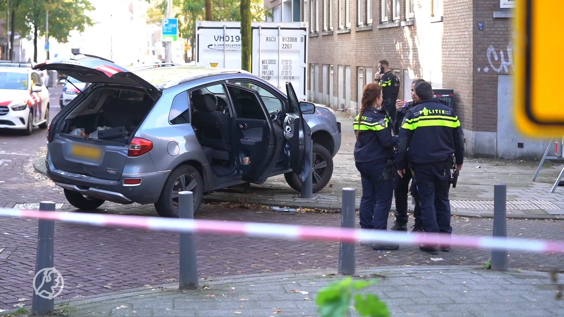 Klopjacht op voortvluchtigen na crash in Rotterdam, vuurwapens op straat gevonden