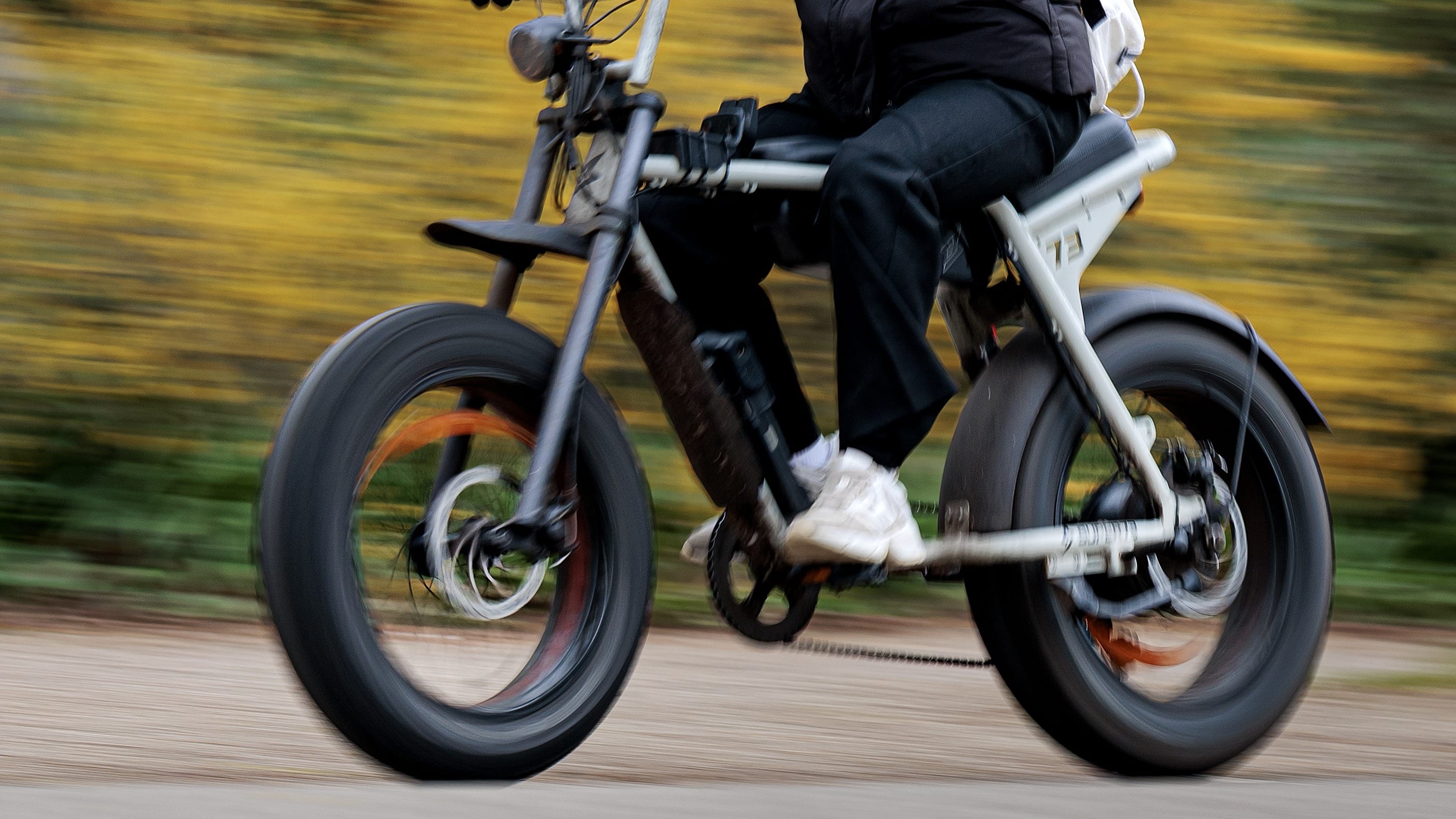 Vrouw tijdens wandeling aangerand door jongen op fatbike