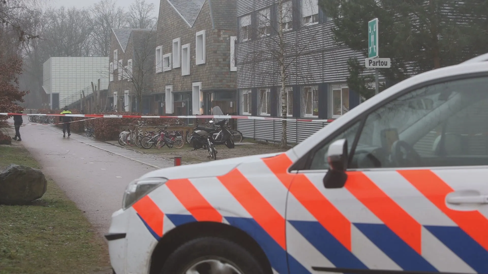 Kind vindt handgranaat bij schoolplein, EOD in actie