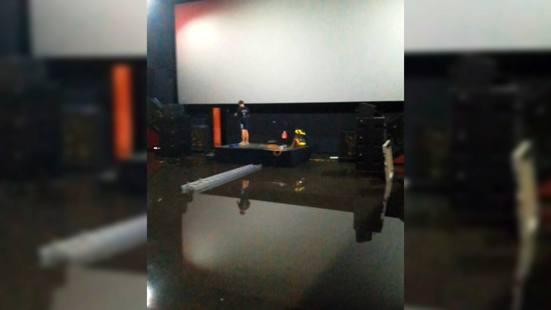 Bioscoop van Chris stond blank door noodweer: 'De vloer en de put waren er helemaal uit geslagen'