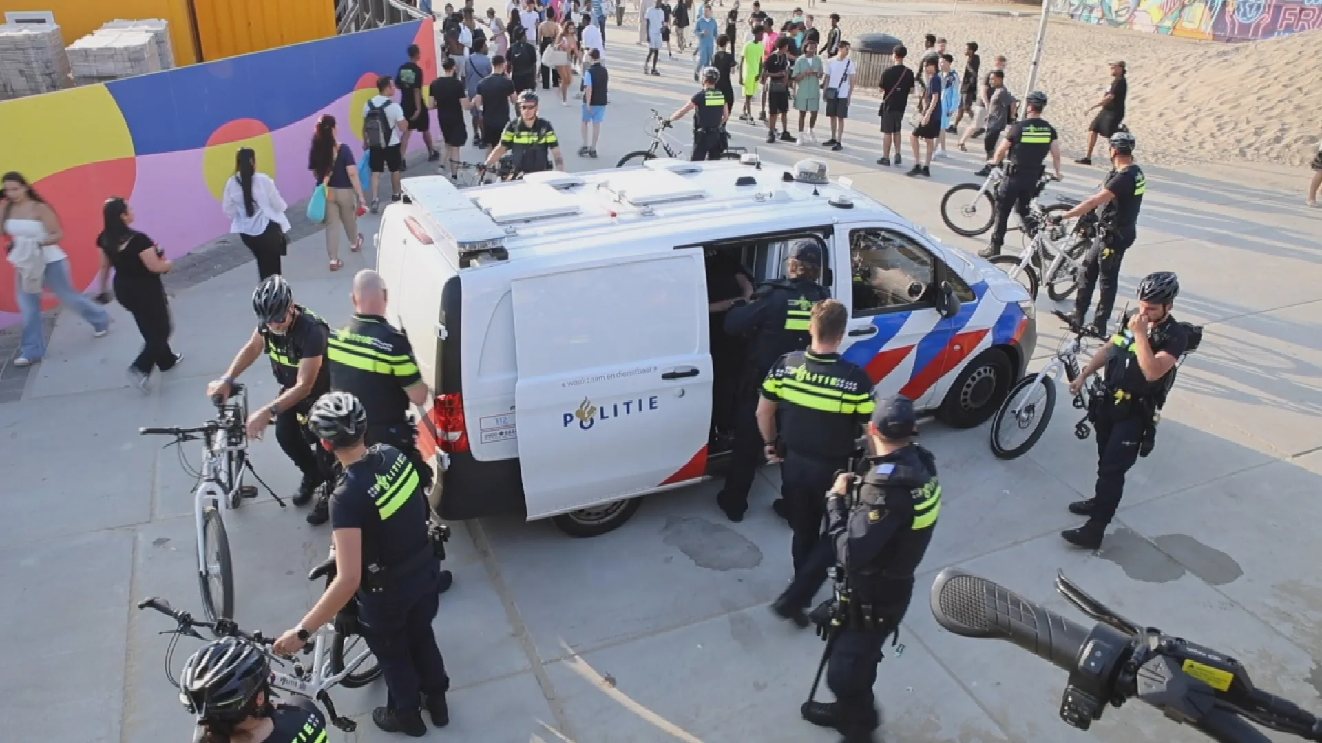 Aanhoudingen in Rotterdam en Scheveningen na oproep feest, veel politie op de been