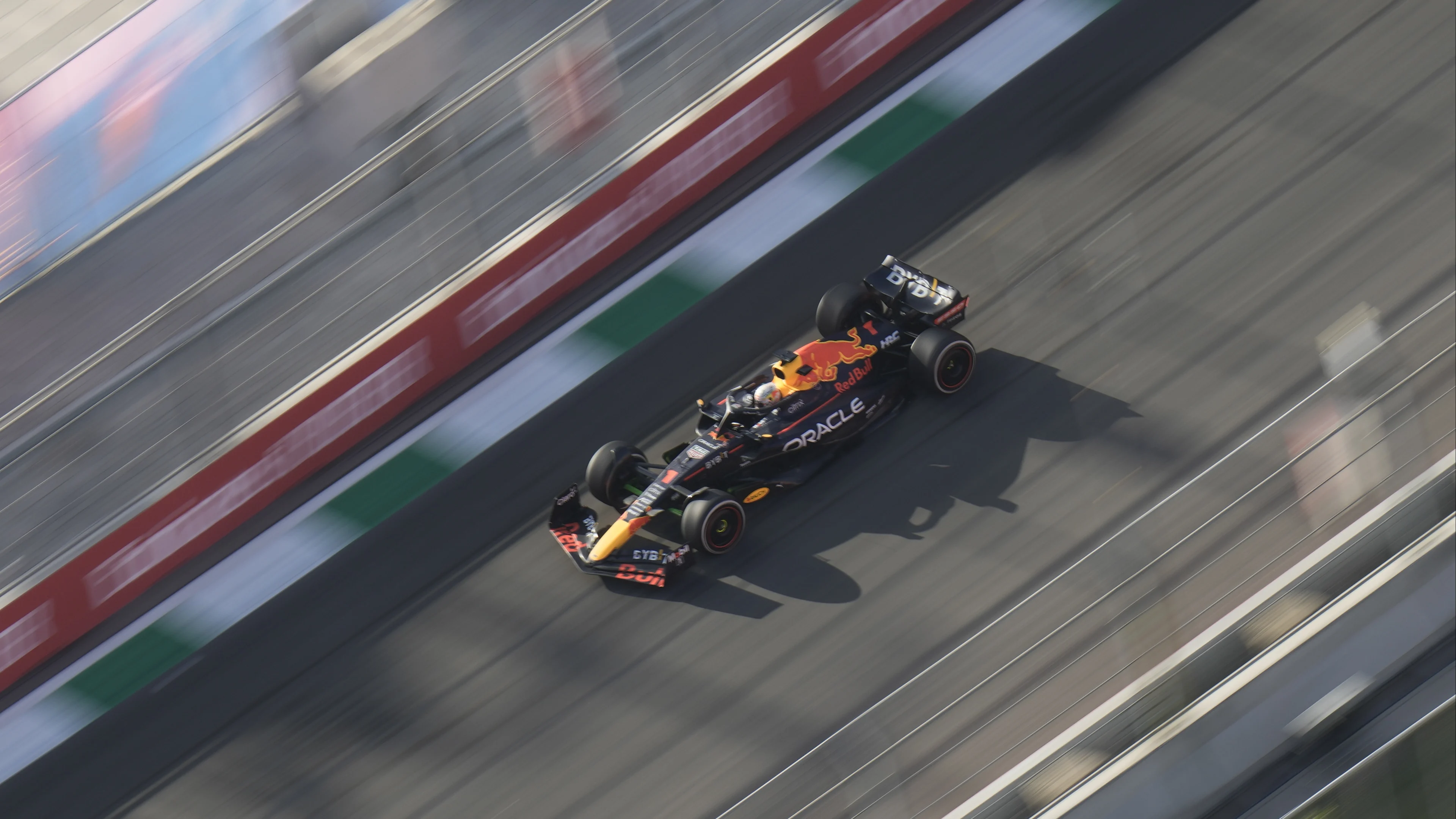 Verstappen als een raket naar tweede trainingstijd in Djedda