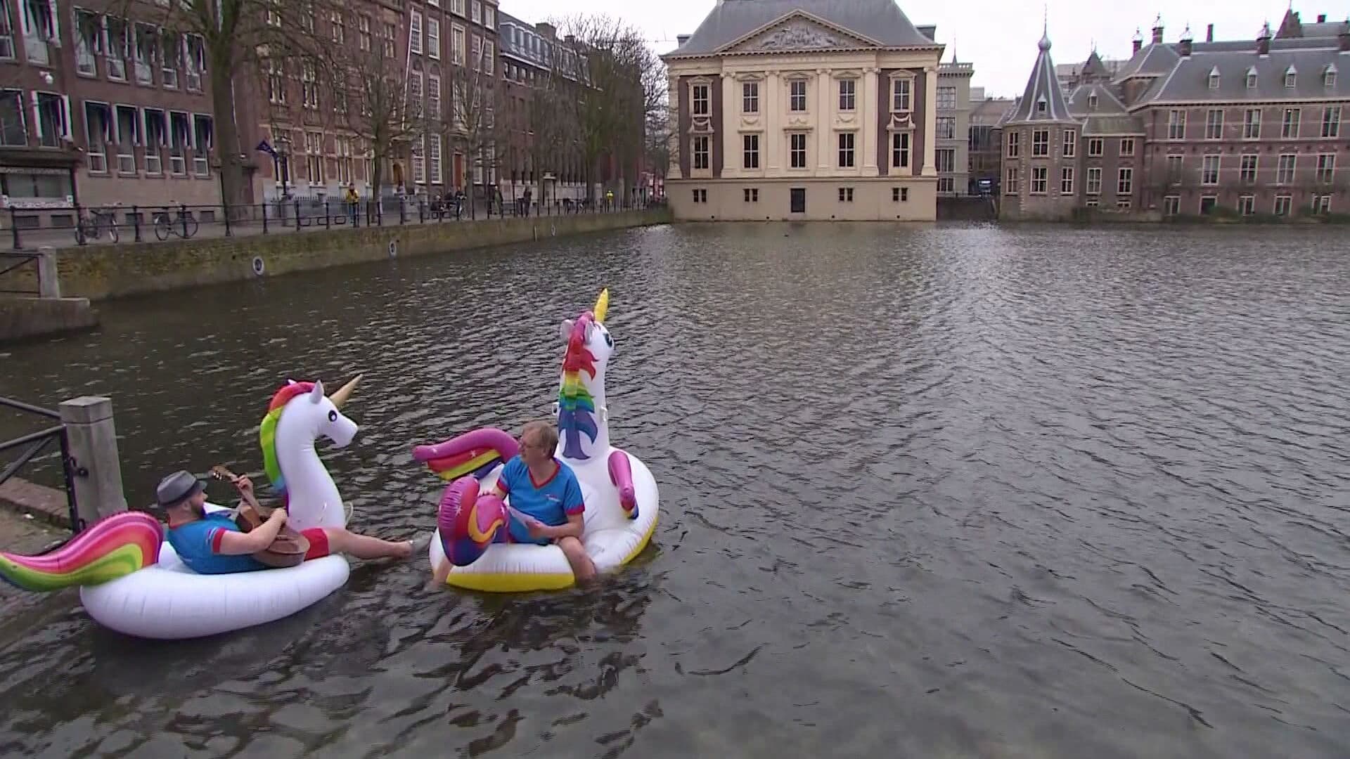 Dobberen met eenhoorn in Hofvijver levert zwemleraren gehoopt resultaat op: 'Kunnen niet wachten om weer te beginnen'