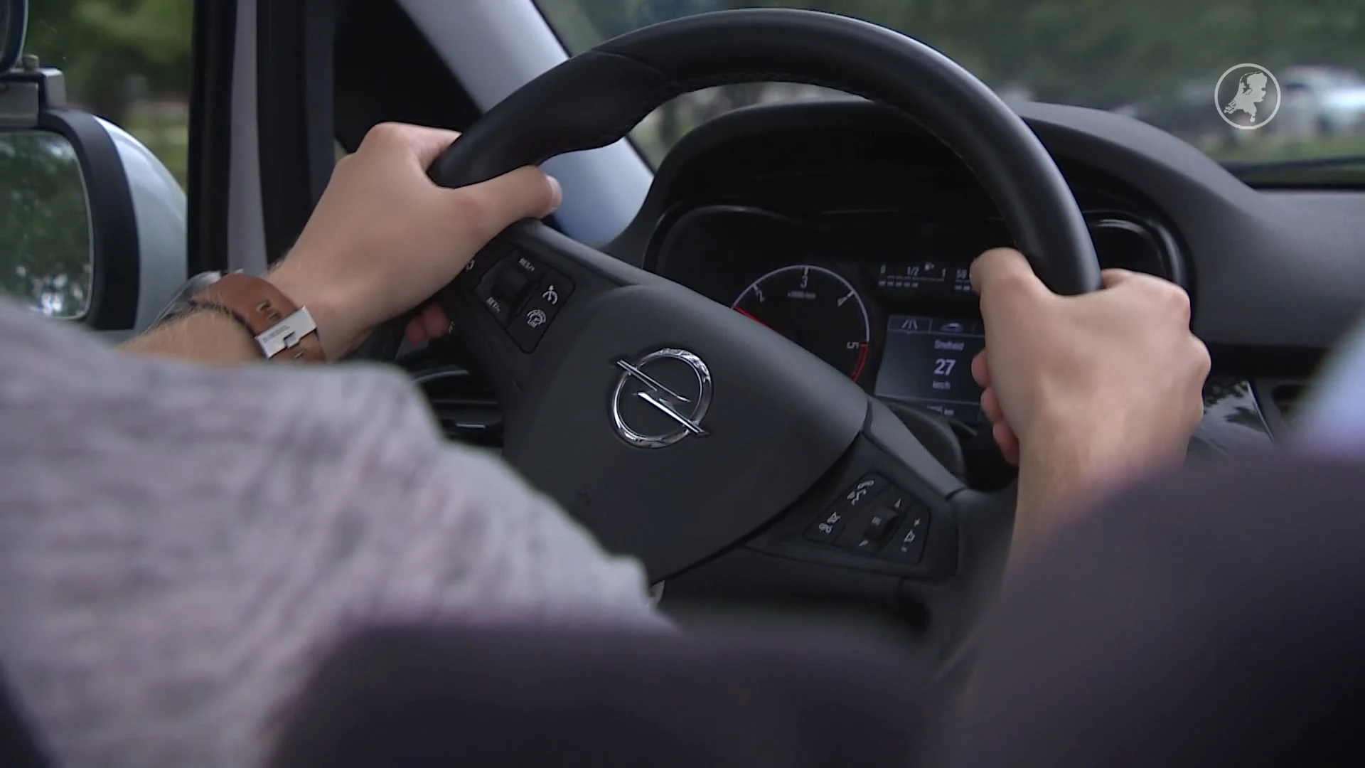 Rijscholen roepen op tot verplicht lessen in automaat, handgeschakelde auto's 'achterhaald'