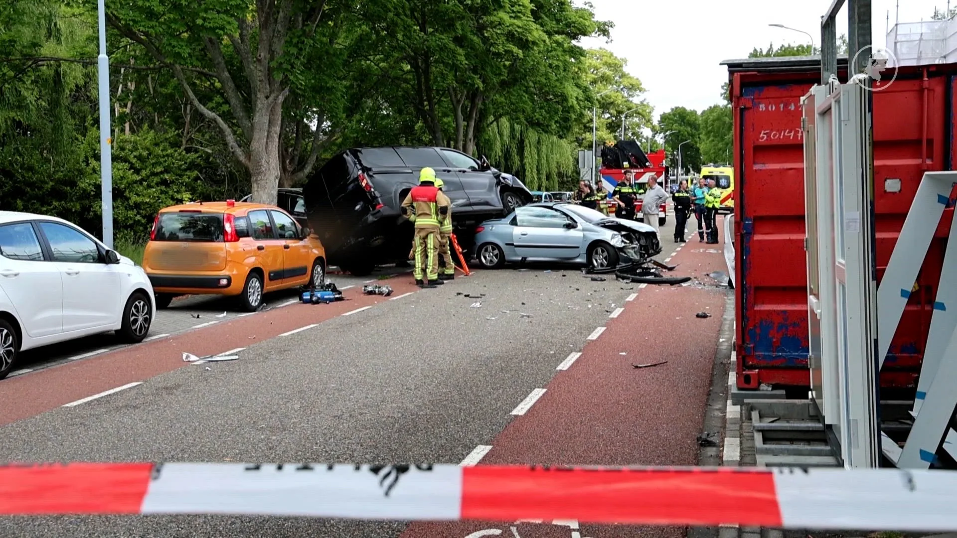 Ravage bij ongeval in Hoofddorp: busje belandt op auto