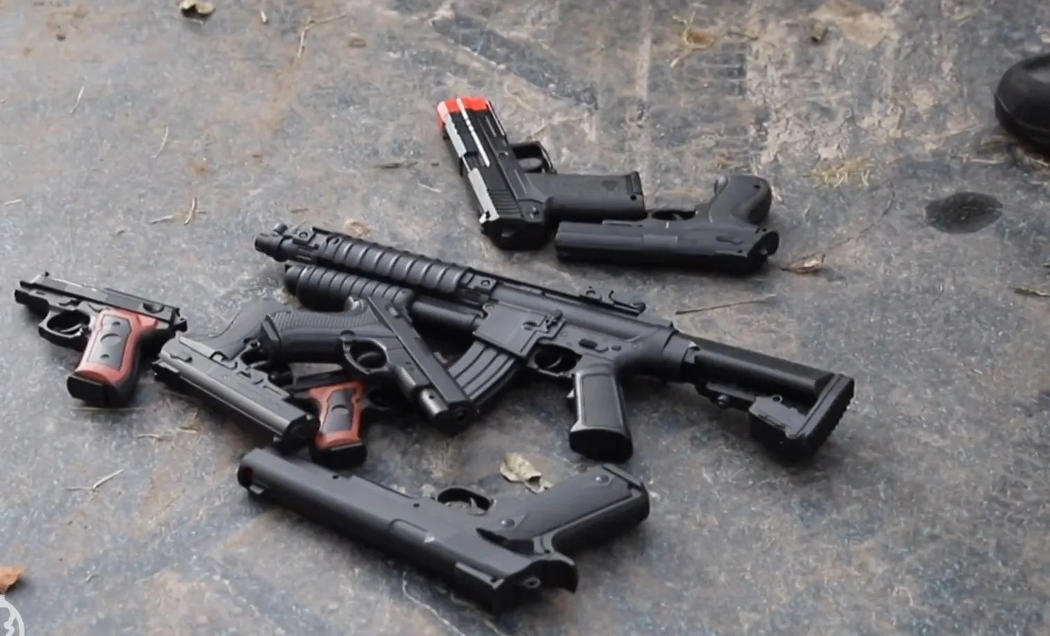 Nepwapens op kermissen doorn in oog politie, maar kermisbazen houden vol