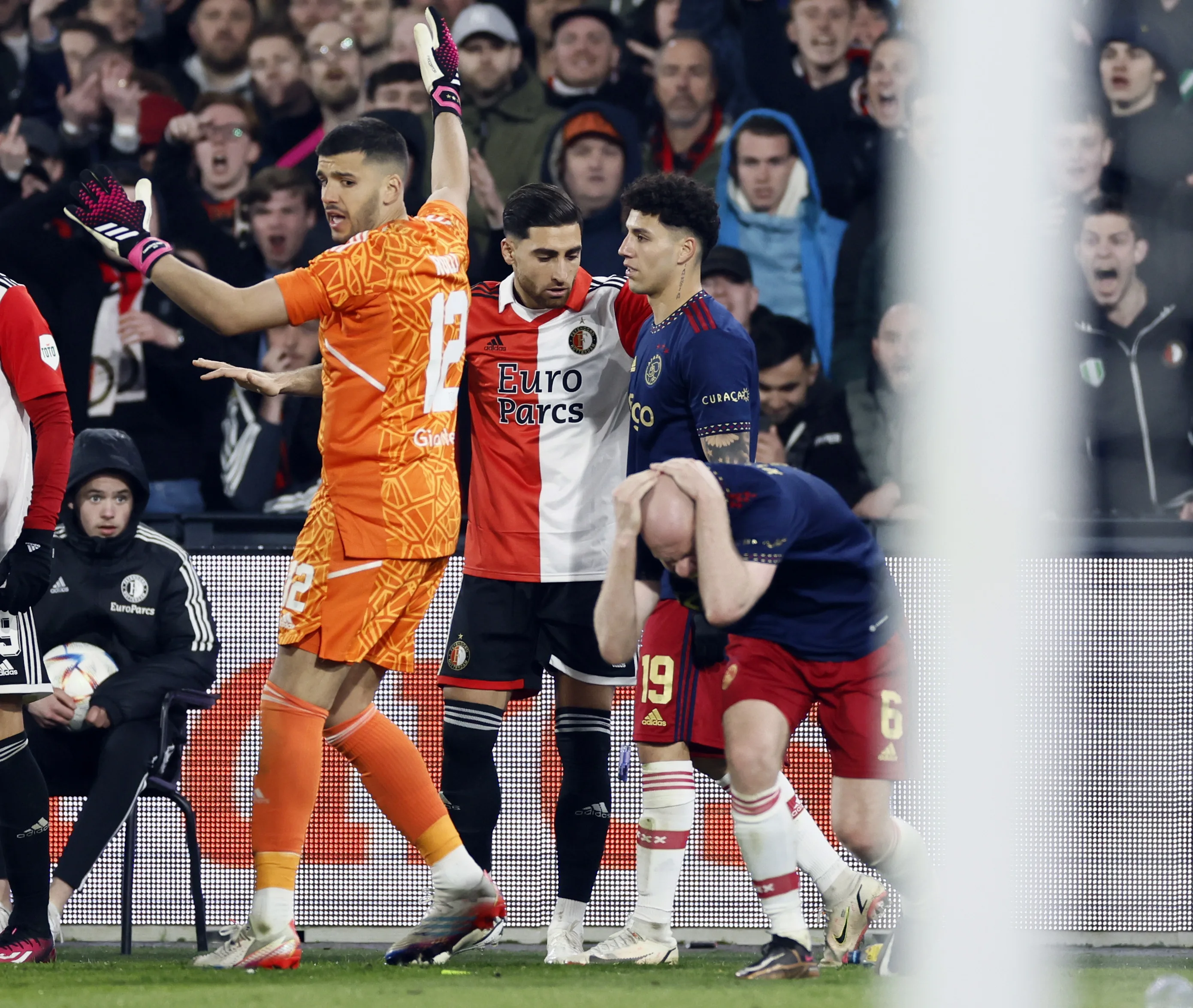 Man (32) die aansteker gooide op hoofd Davy Klaassen wordt ernstig bedreigd