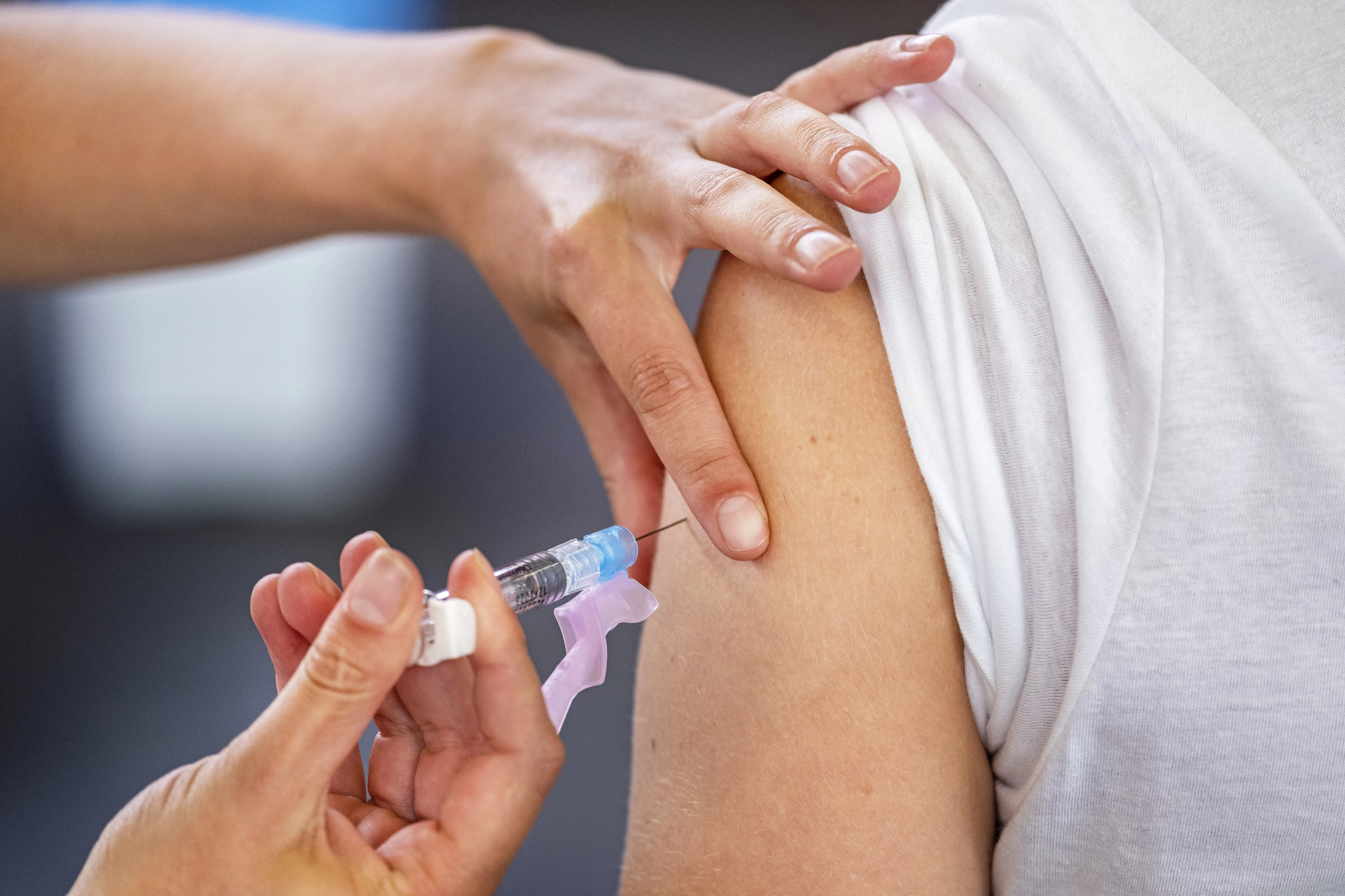 Nederlandse farmaceut begint al in juli met testen coronavaccin op mensen