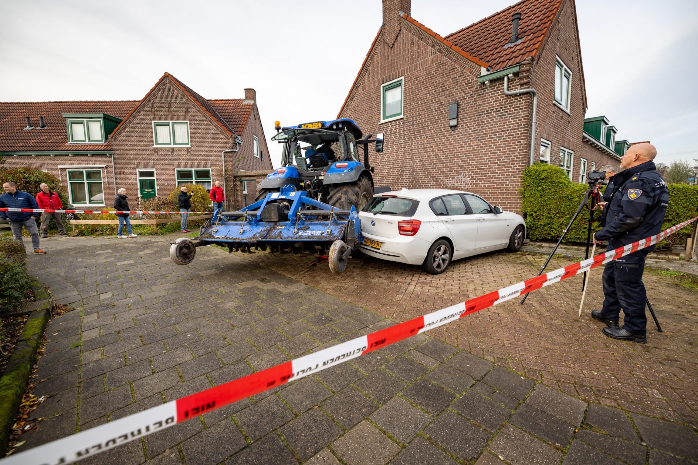 Man steelt trekker, veroorzaakt ongeluk en ramt woning in Drachten