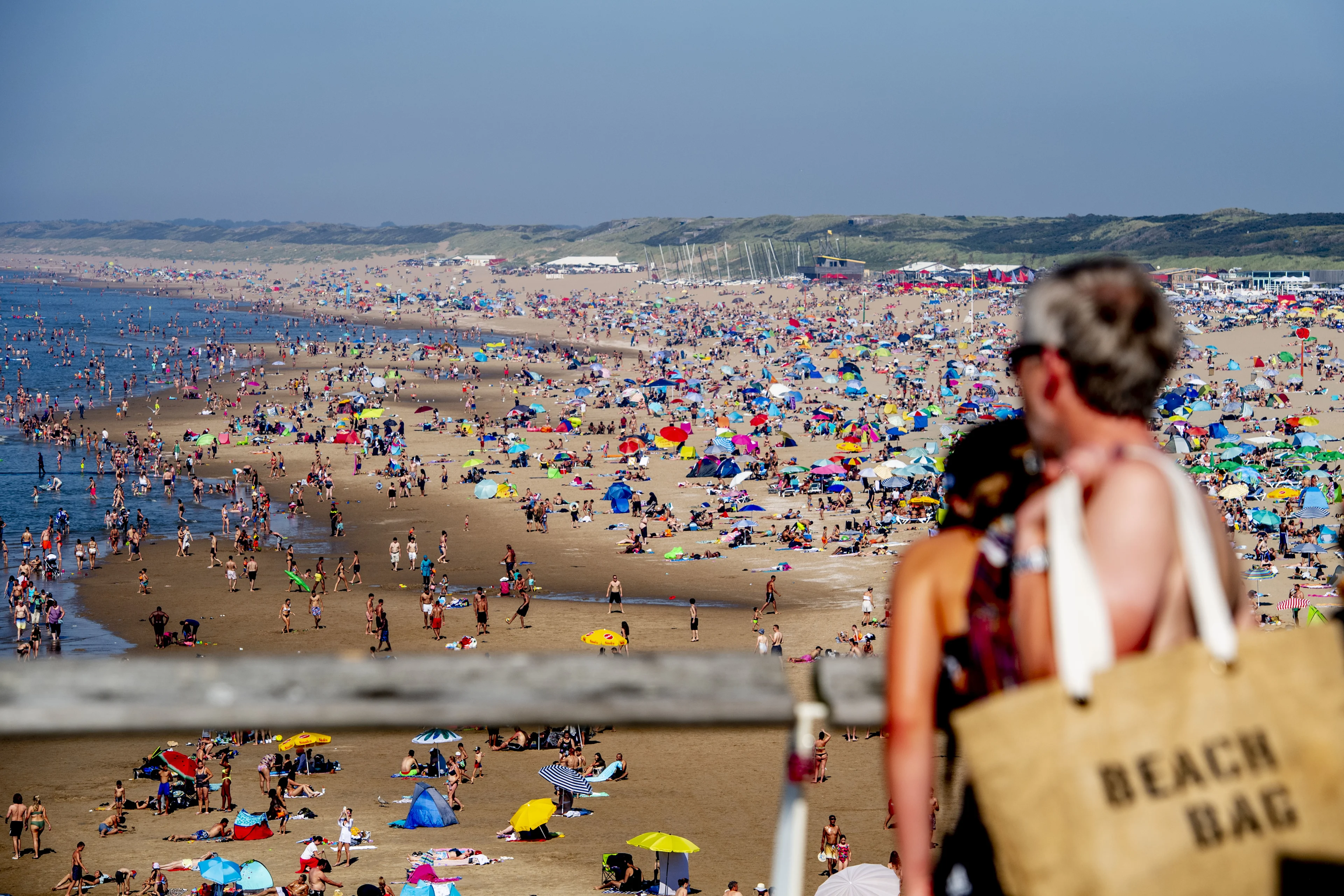 Politie slingert wildkampeerders bij strand Scheveningen op de bon