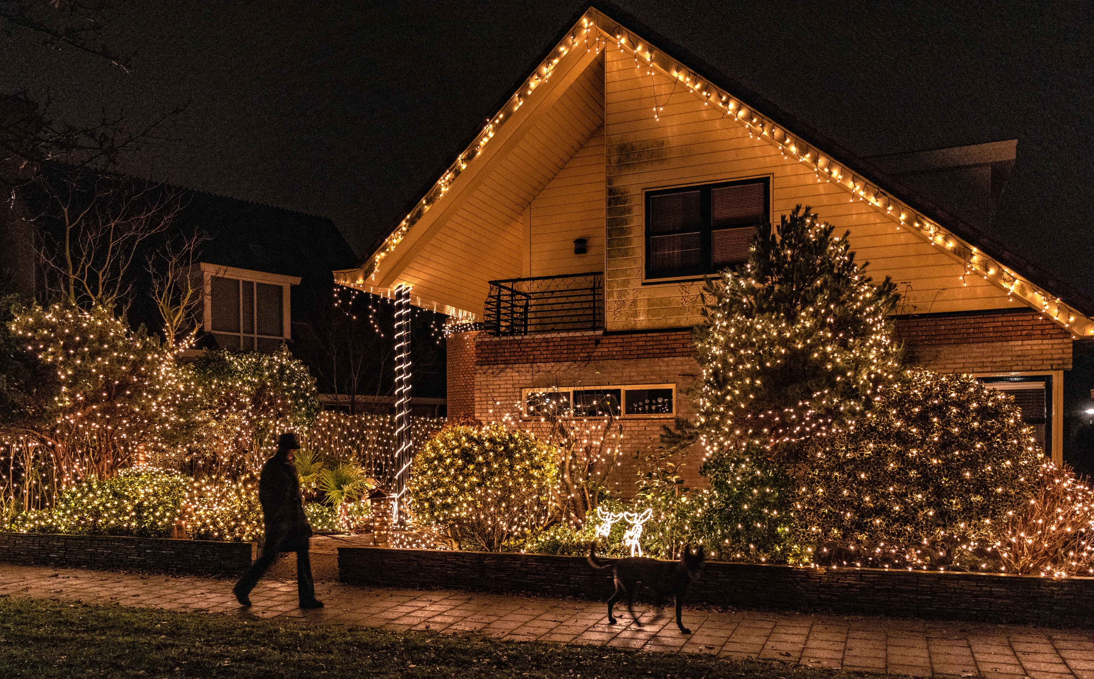 Op deze manier hou je de kerstverlichting sfeervol en zuinig