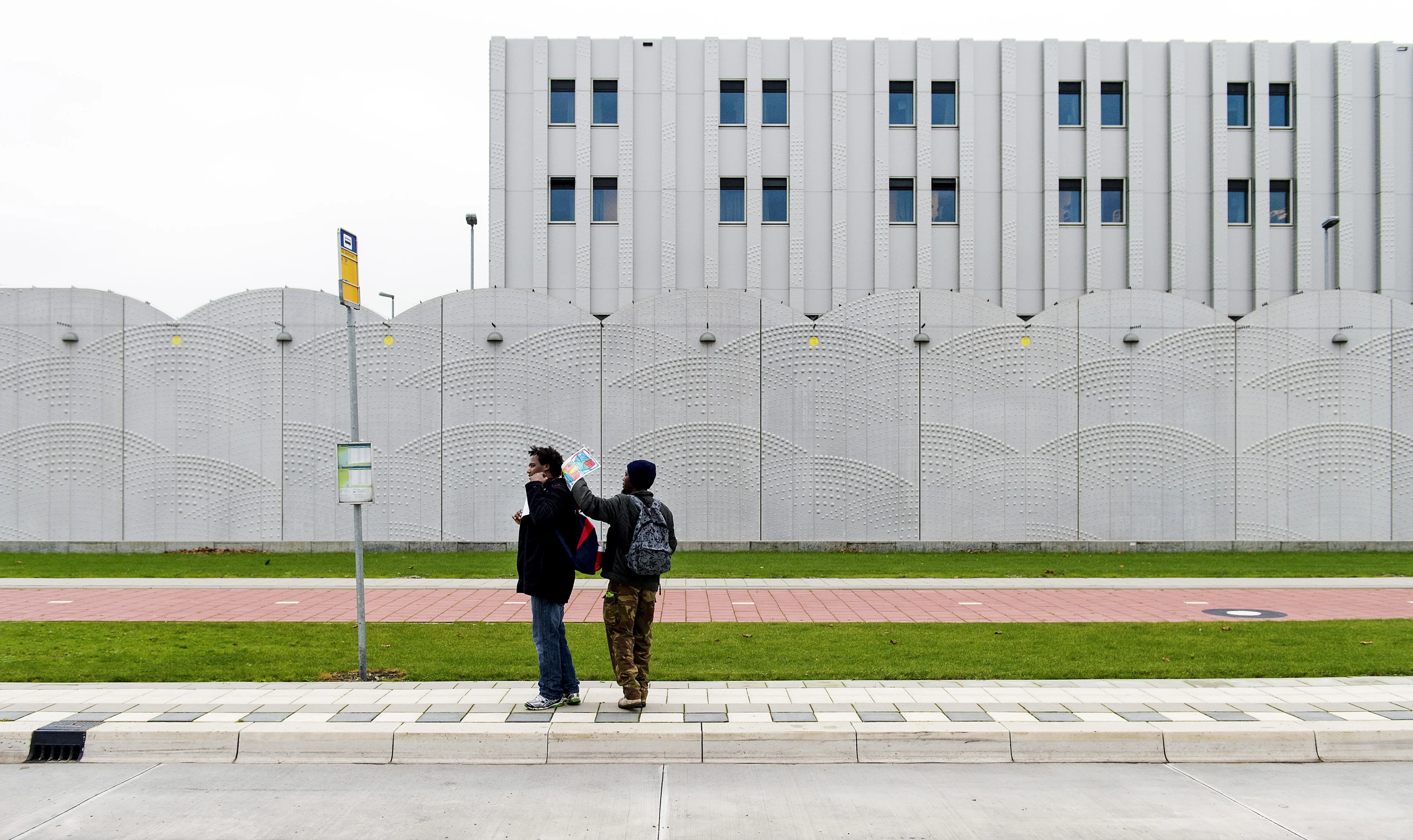 Opsluiten asielzoeker in detentiecentrum Schiphol mag niet, lijkt te veel op gevangenis