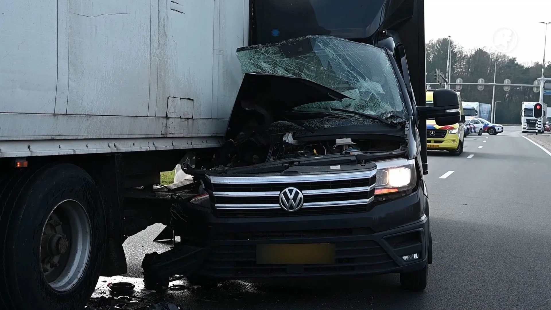 Uitwijken voor gestrande vrachtwagen gaat mis: flinke crash in Tilburg
