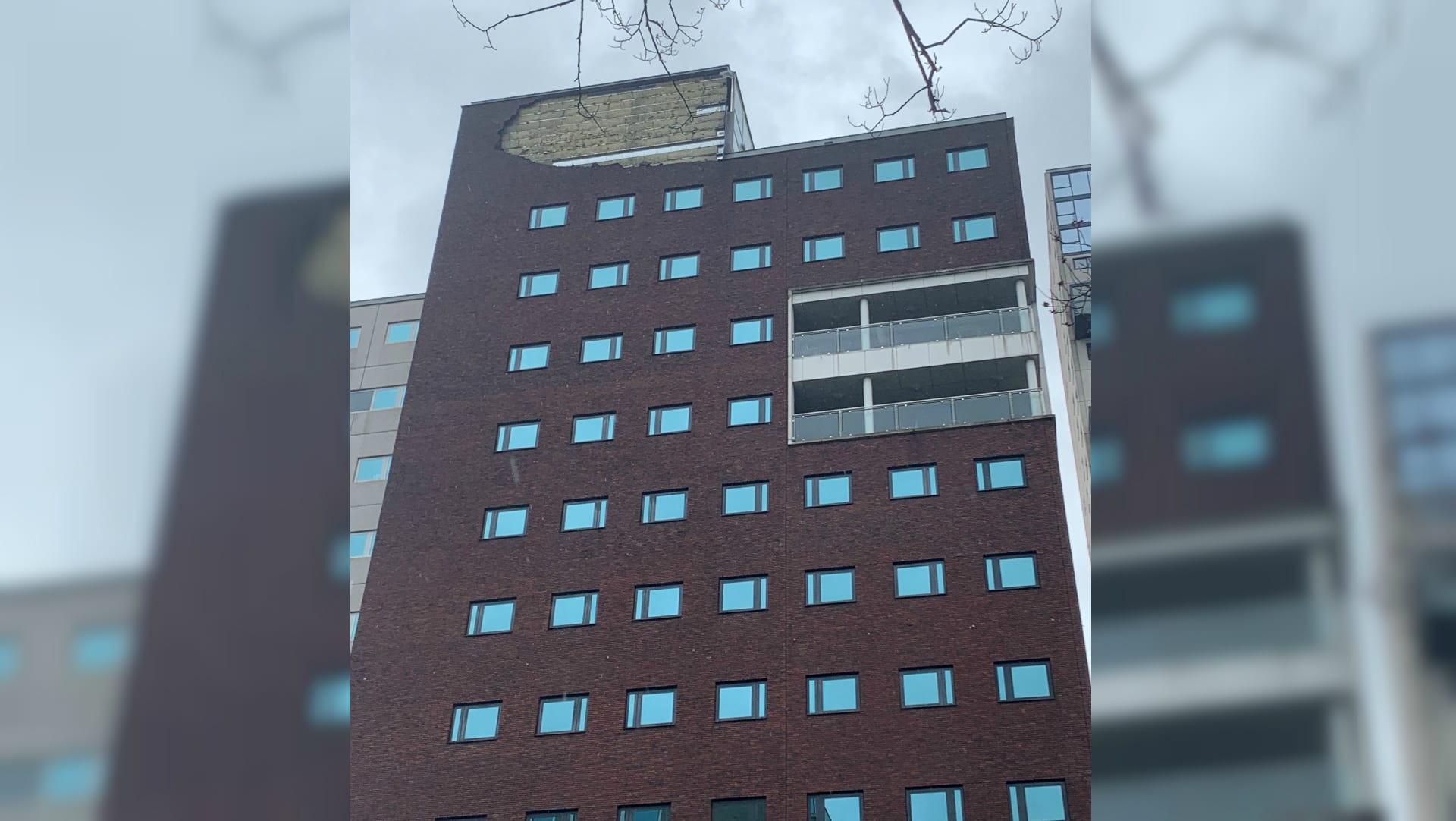 Deel van gevel valt van gebouw in Tilburg: ‘Had heel fout af kunnen lopen’