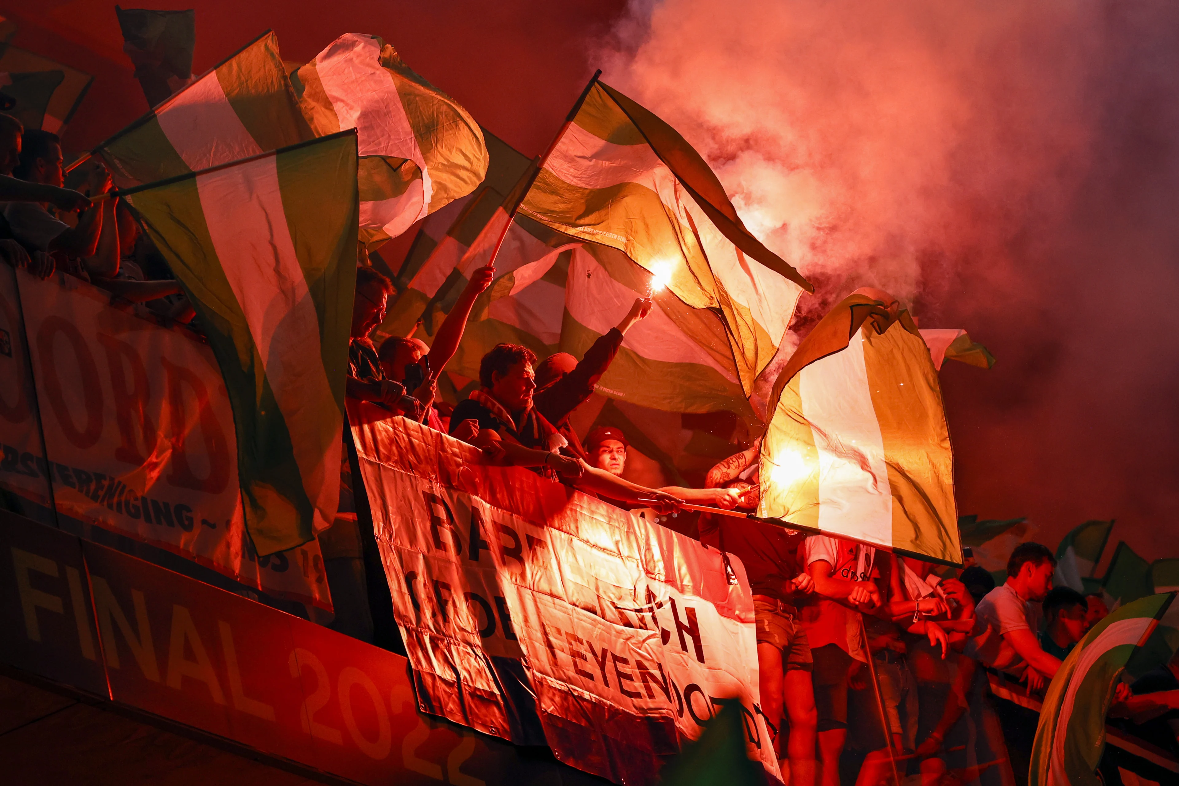 Feyenoord en AS Roma-fans slaags op tribune in Tirana, boete voor afsteken vuurwerk